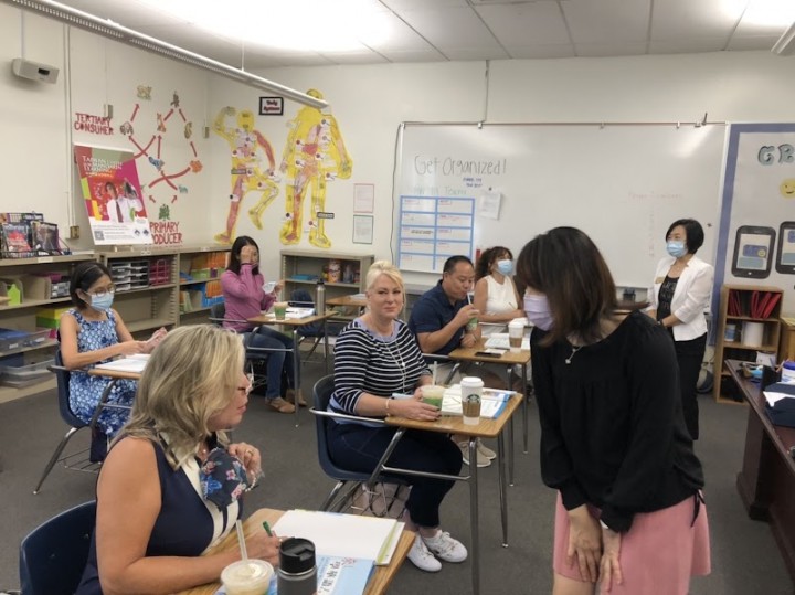 Mandarin class teacher Ms. Pan interacting with students<br>成人班教學首日，潘黛比老師與學員親切互動