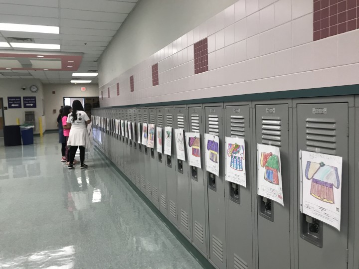 The corridor in front of the classroom displays the paintings of the puppet show coloring competition of the school’s middle and elementary school students<br>教室前長廊展示該校國中、小學學生的布袋戲著色比賽畫作