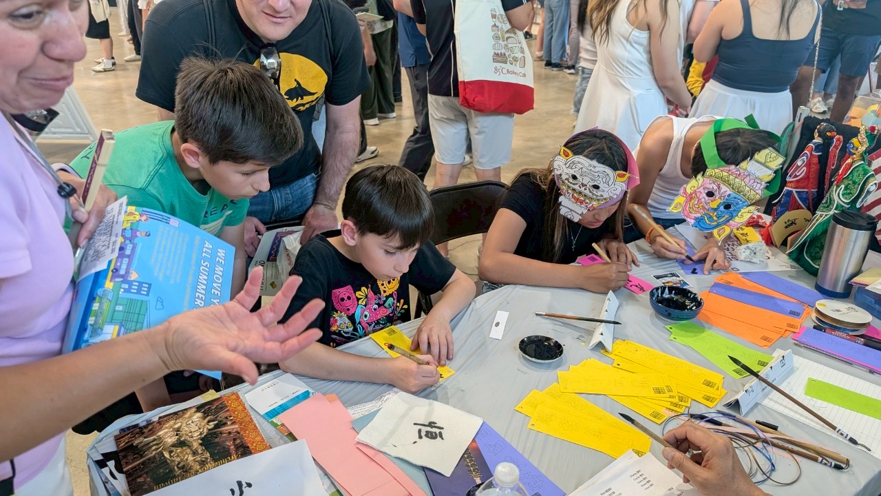 小朋友們專心臨帖書法作品，家長在旁展現出辛慰的表情