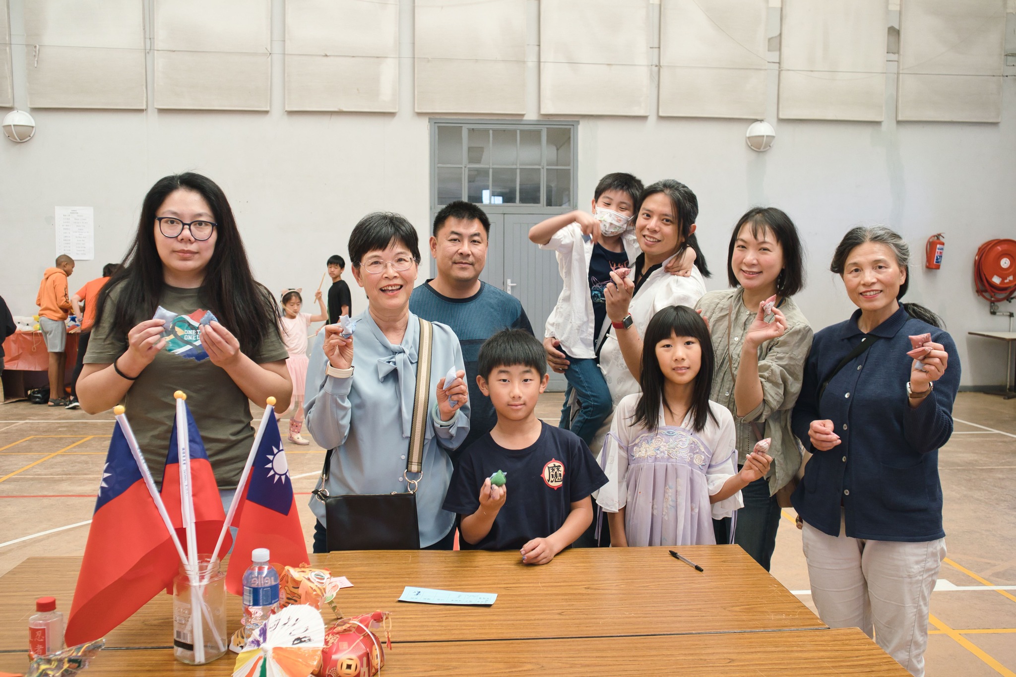 一起玩沙包(右起：施麗娟、黃曉玲、李俊緯、邱昶瑋、劉治民)