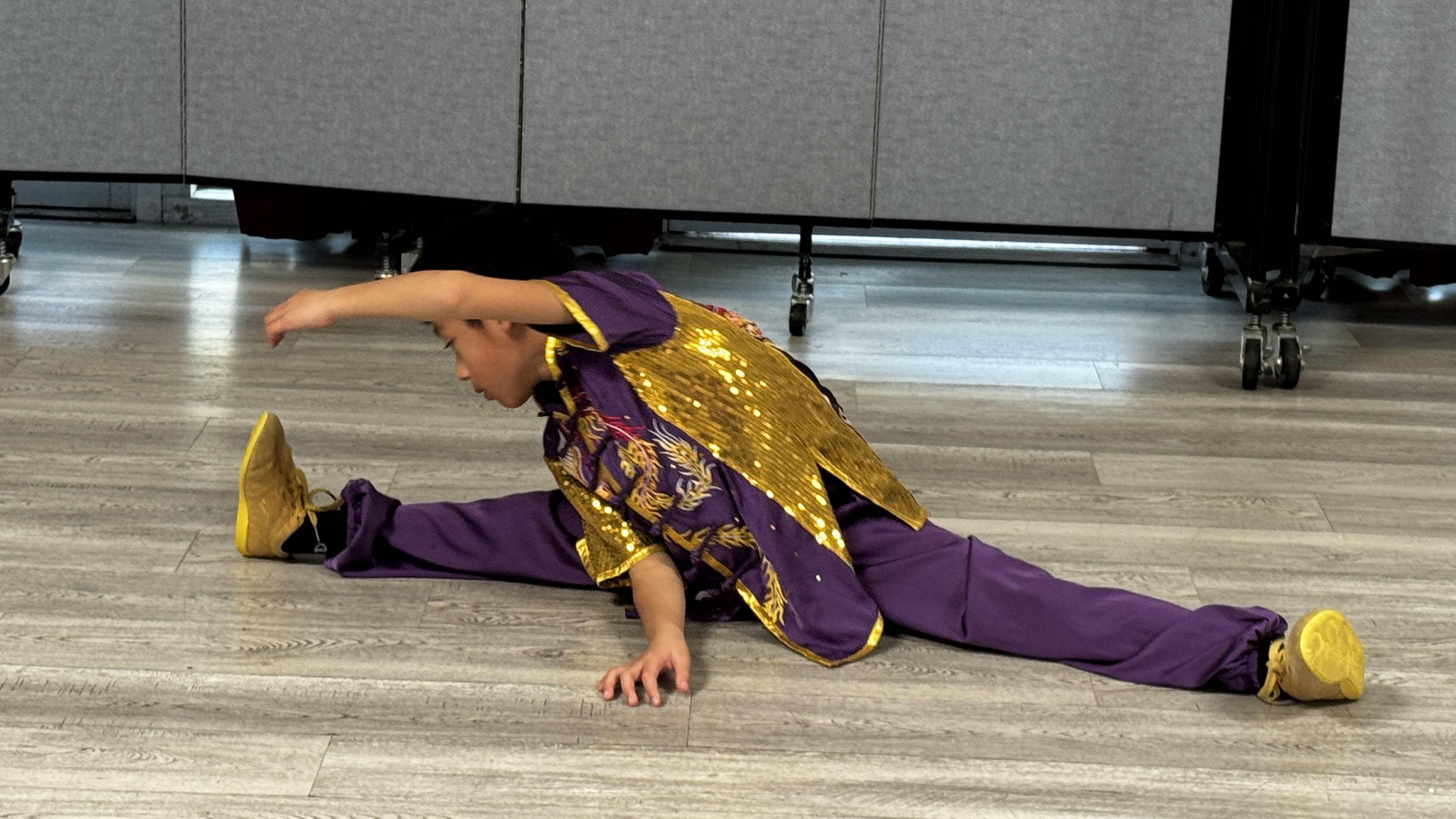 尚未上場參賽的學生，抓緊時間熱身