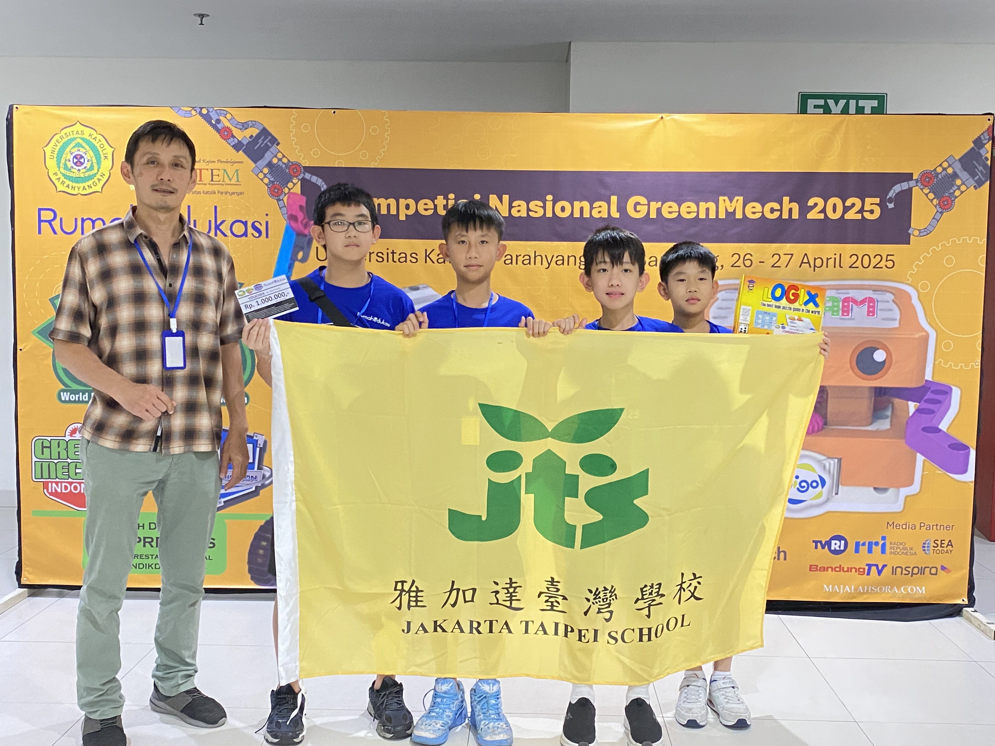 G6B施忠良、黃至皓、林智能、李端浩與指導教練Pak Jakin合影