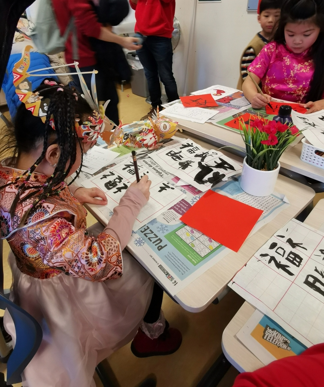 看小朋友寫得多麼認真啊！