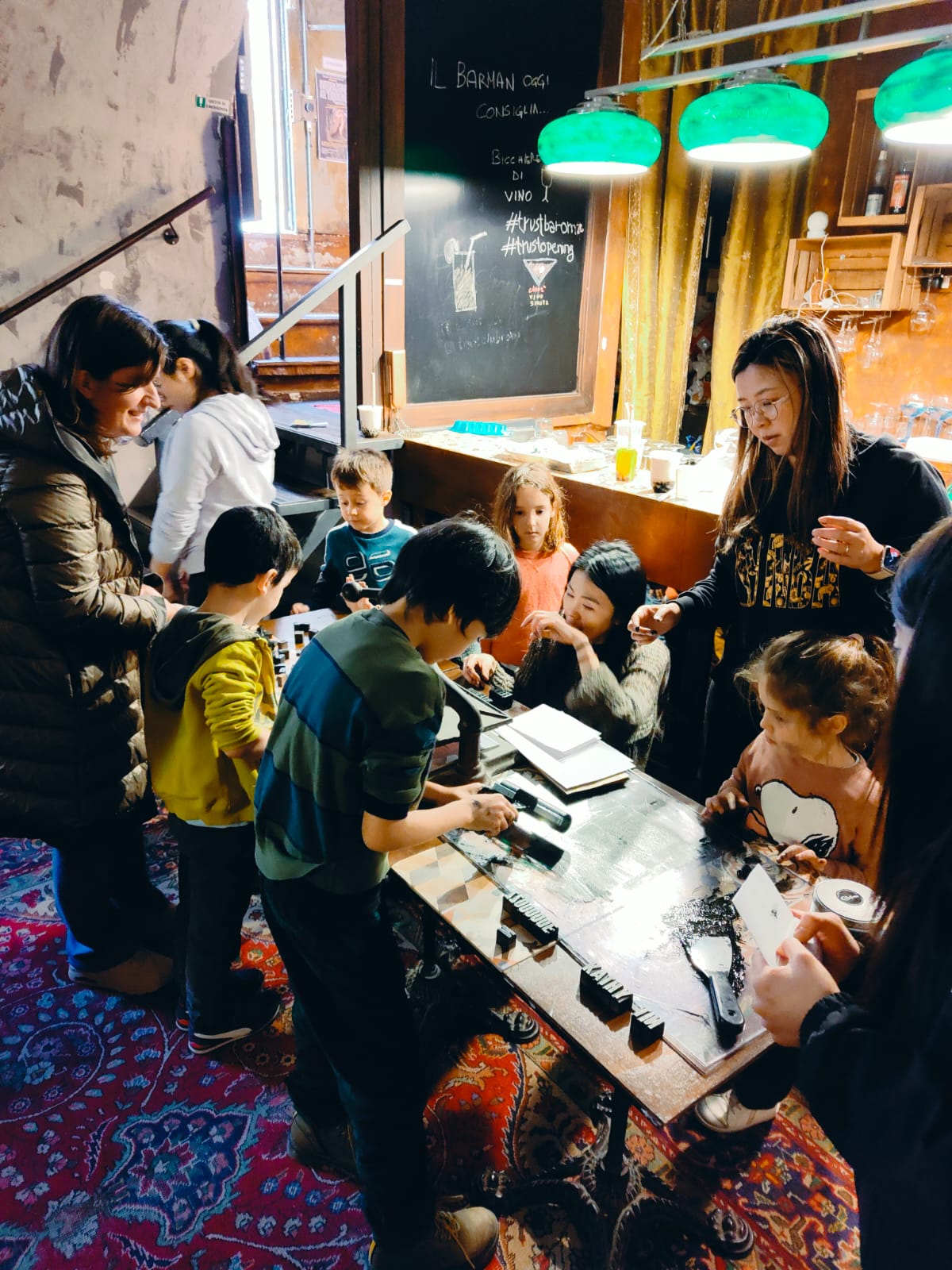 羅馬中文學校學生透過版畫活字，手印自己與別人的名字，認識身份認同與尊重種族文化差異的重要性。