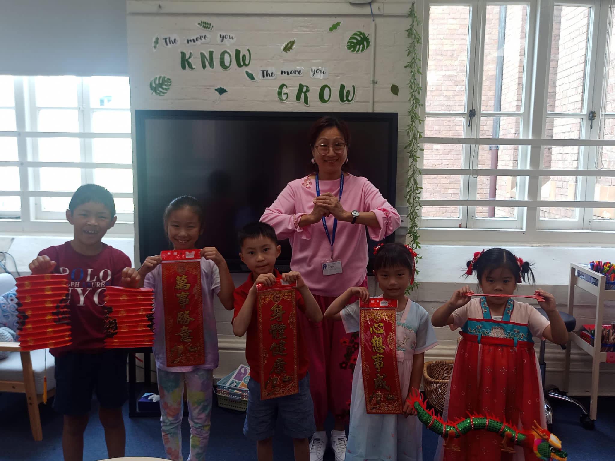 由江富鈴老師帶領小朋友穿唐裝合影