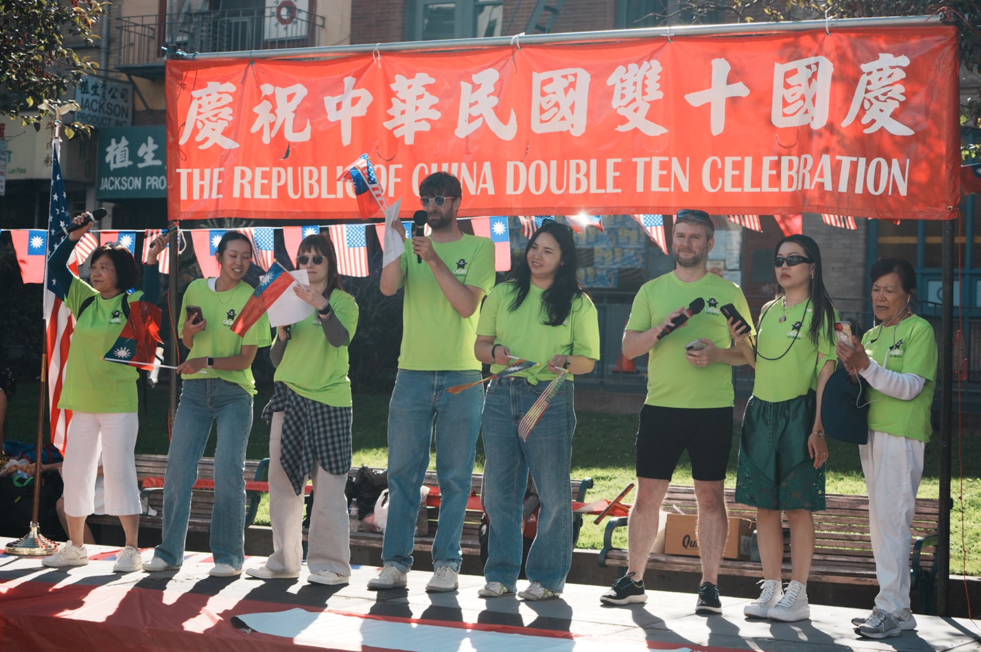 歌聲中傳遞出的團結與友誼，深深打動了在場的觀眾。這不僅是一場表演，更象徵著他們學習成果的展現與文化認同的萌芽。