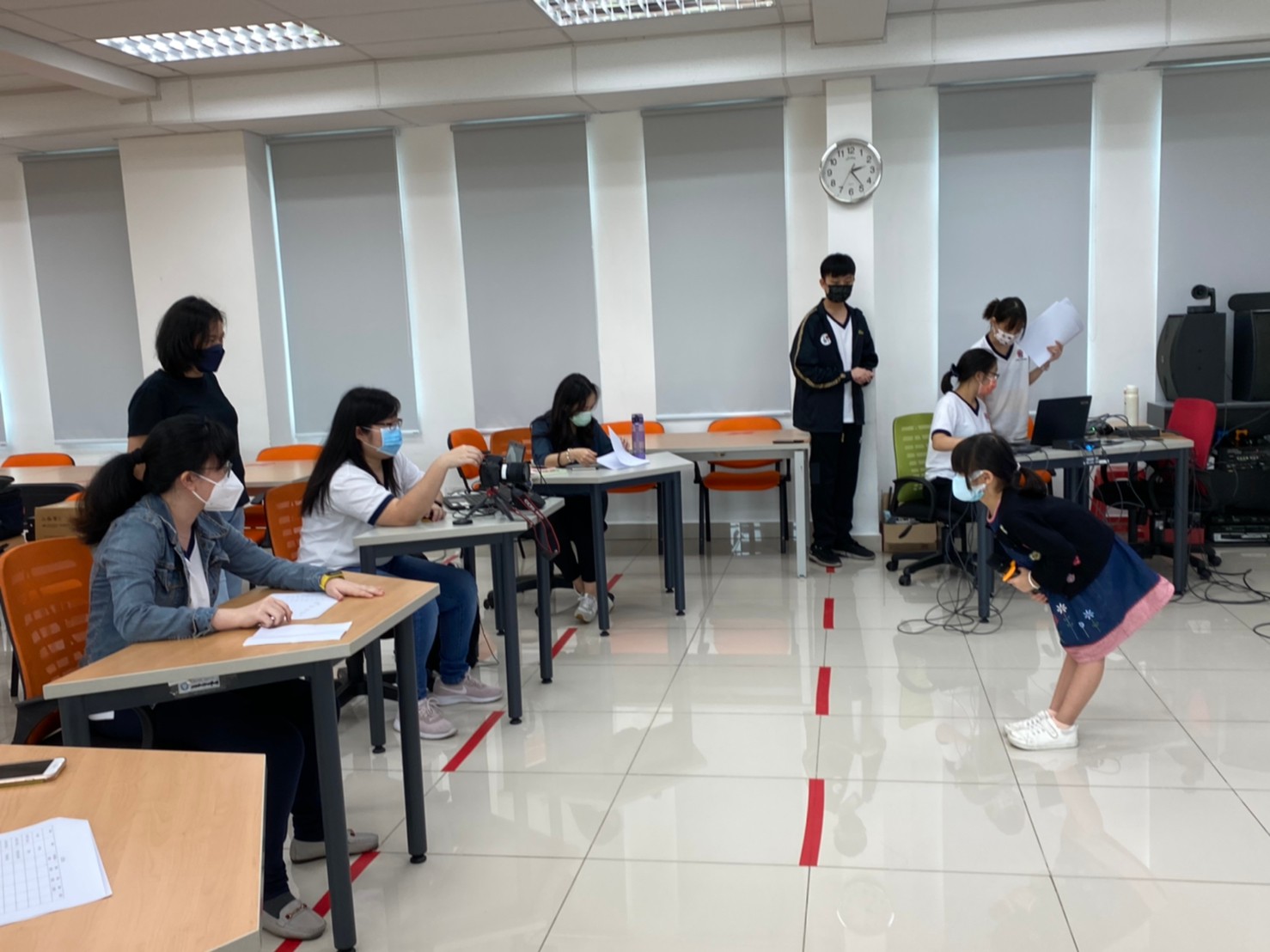 在比賽開始之前，工作人員及參賽者們進行最後一次彩排。