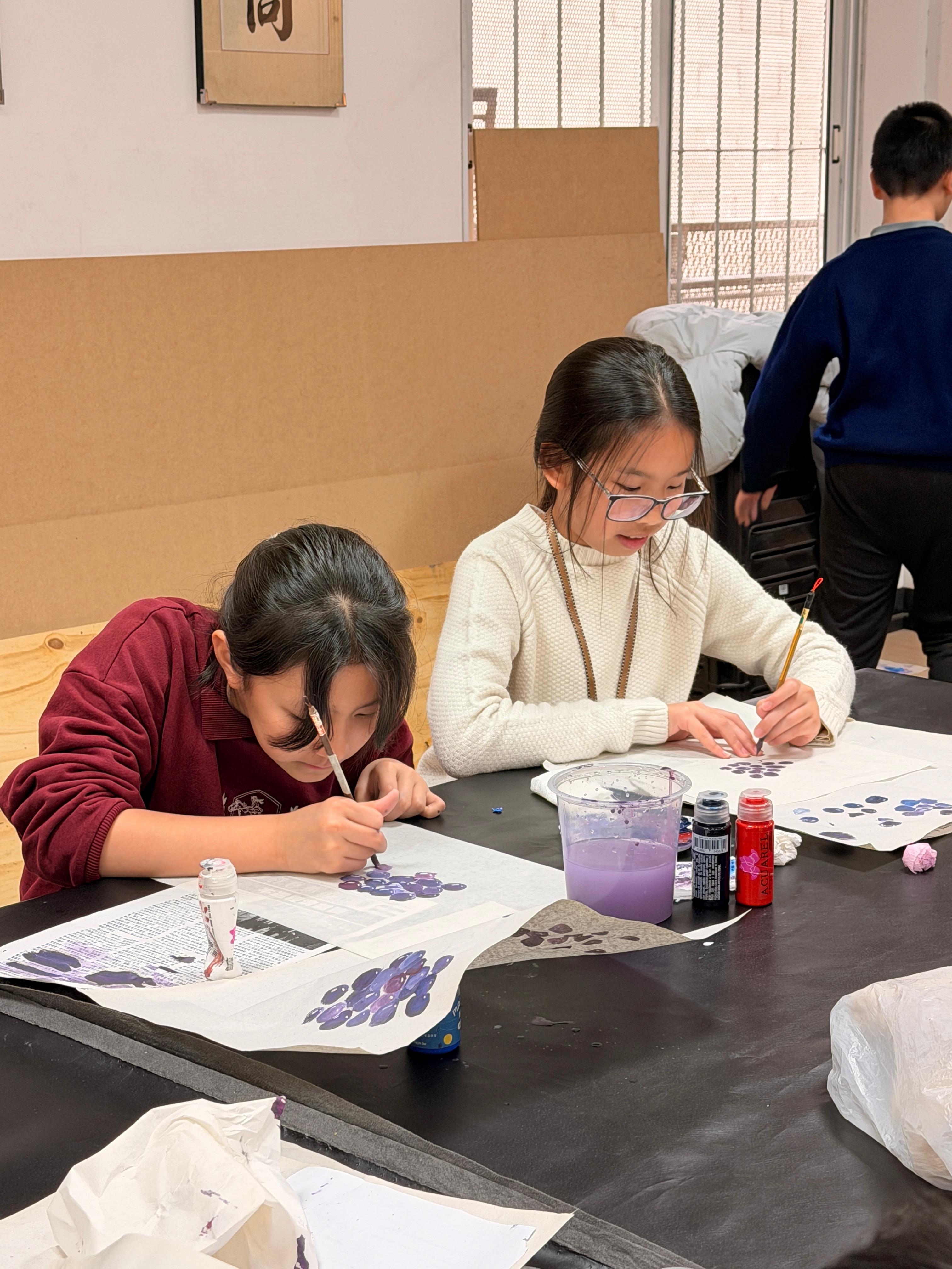 學生用心作畫中