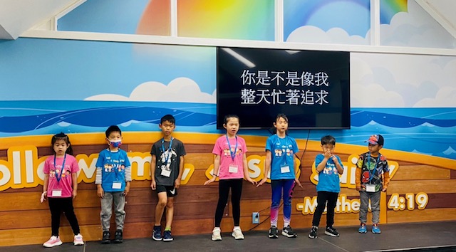 子們上台演唱”我的未來不是夢”。