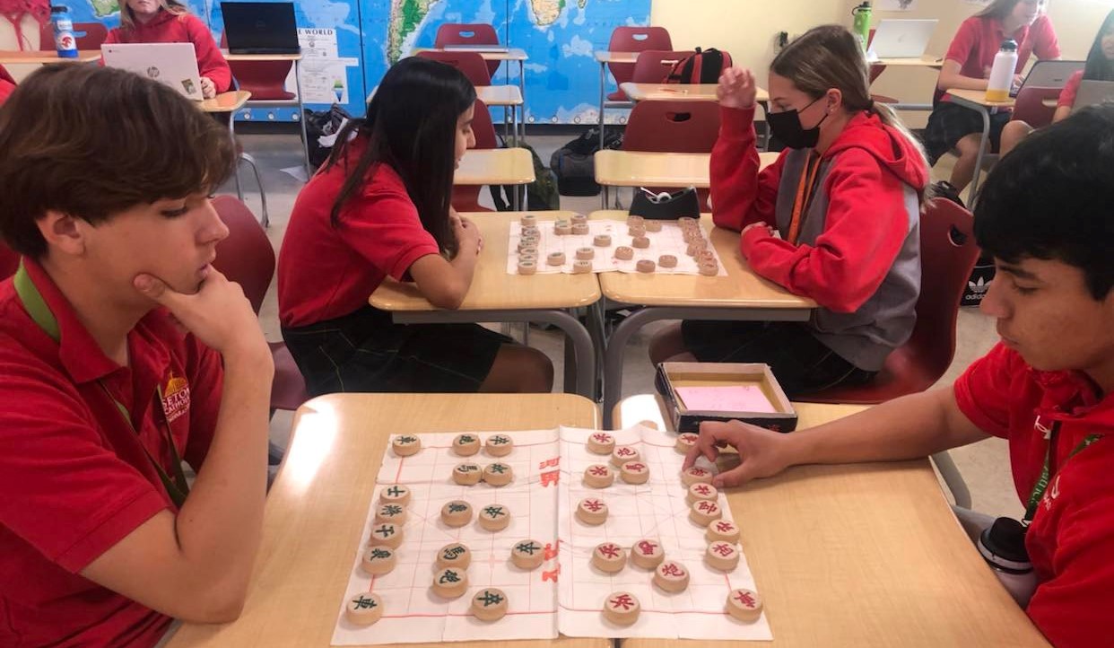 學生學習象棋規則，智慧，與技巧