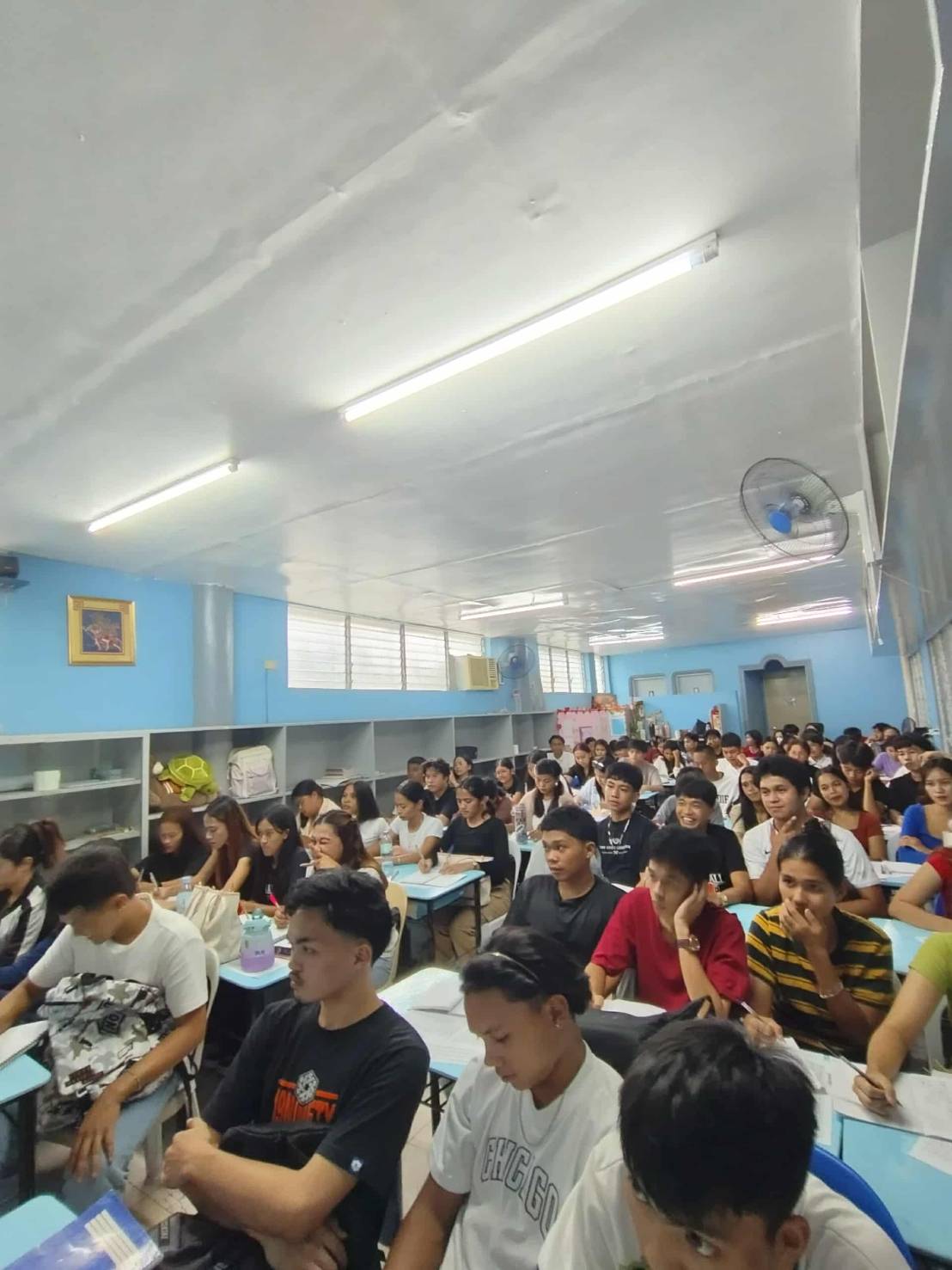 學員專注投入華語課堂活動，透過發音練習與情境對話，逐步提升華語溝通能力。