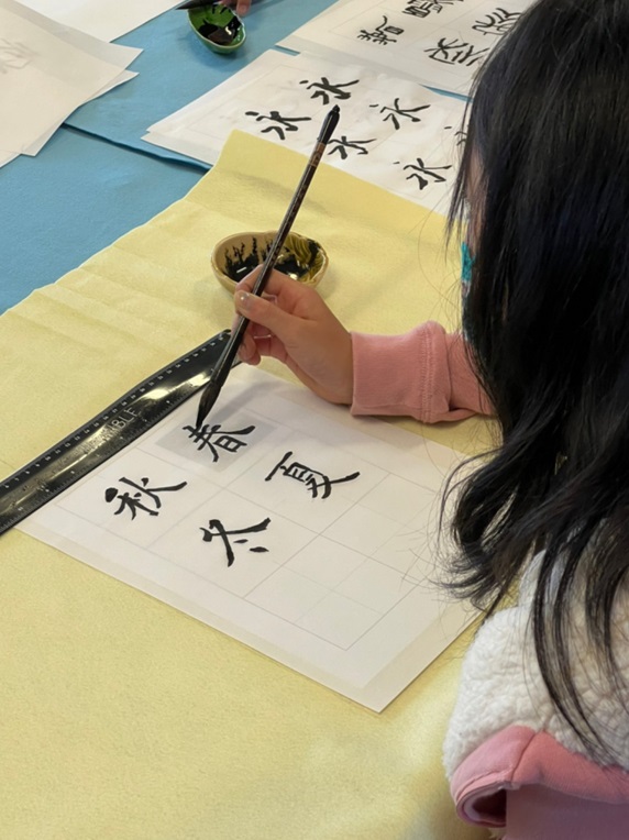 學生專注寫書法