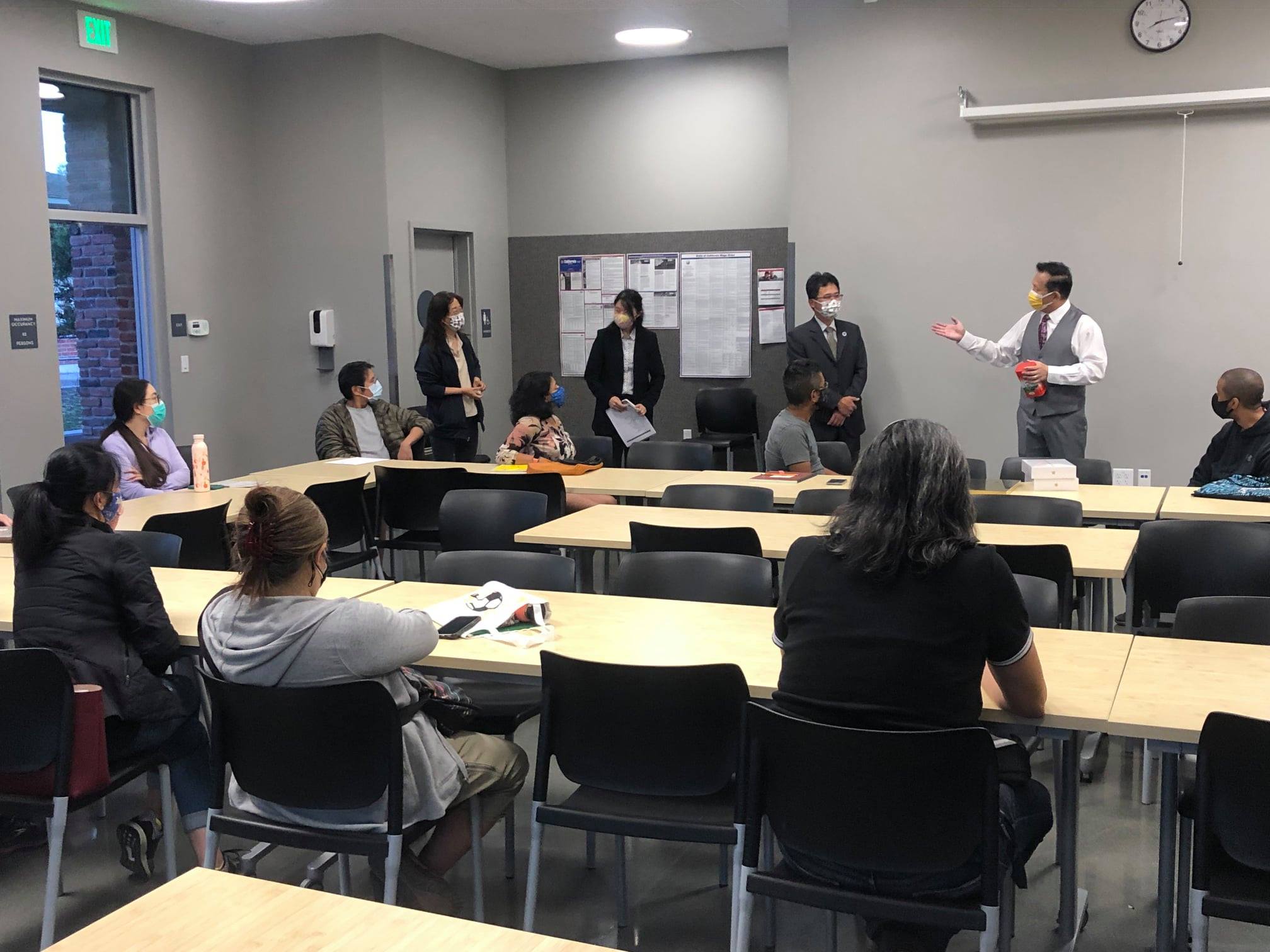 實體教學課程。寇惠風校長與矽谷中文學校臺灣華語文學習中心全體師生合影