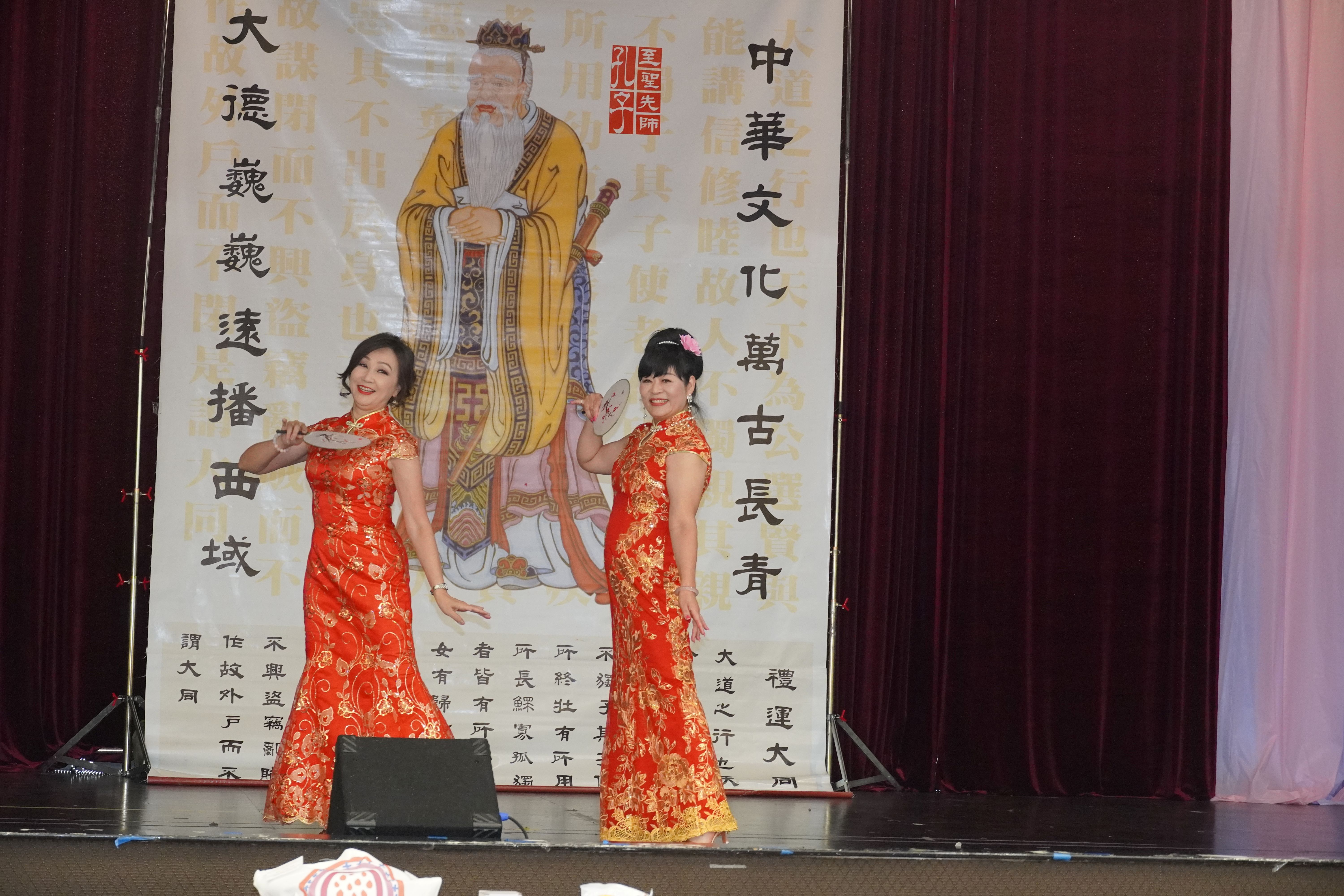 現任本會副會長廖琇菁（麥奇小子校長）與主持人也是47屆會長李娜亞帶來的舞蹈《月亮代表我的心》