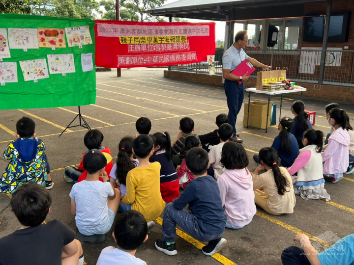 校長簡明輝說明競賽規則與介紹獎品