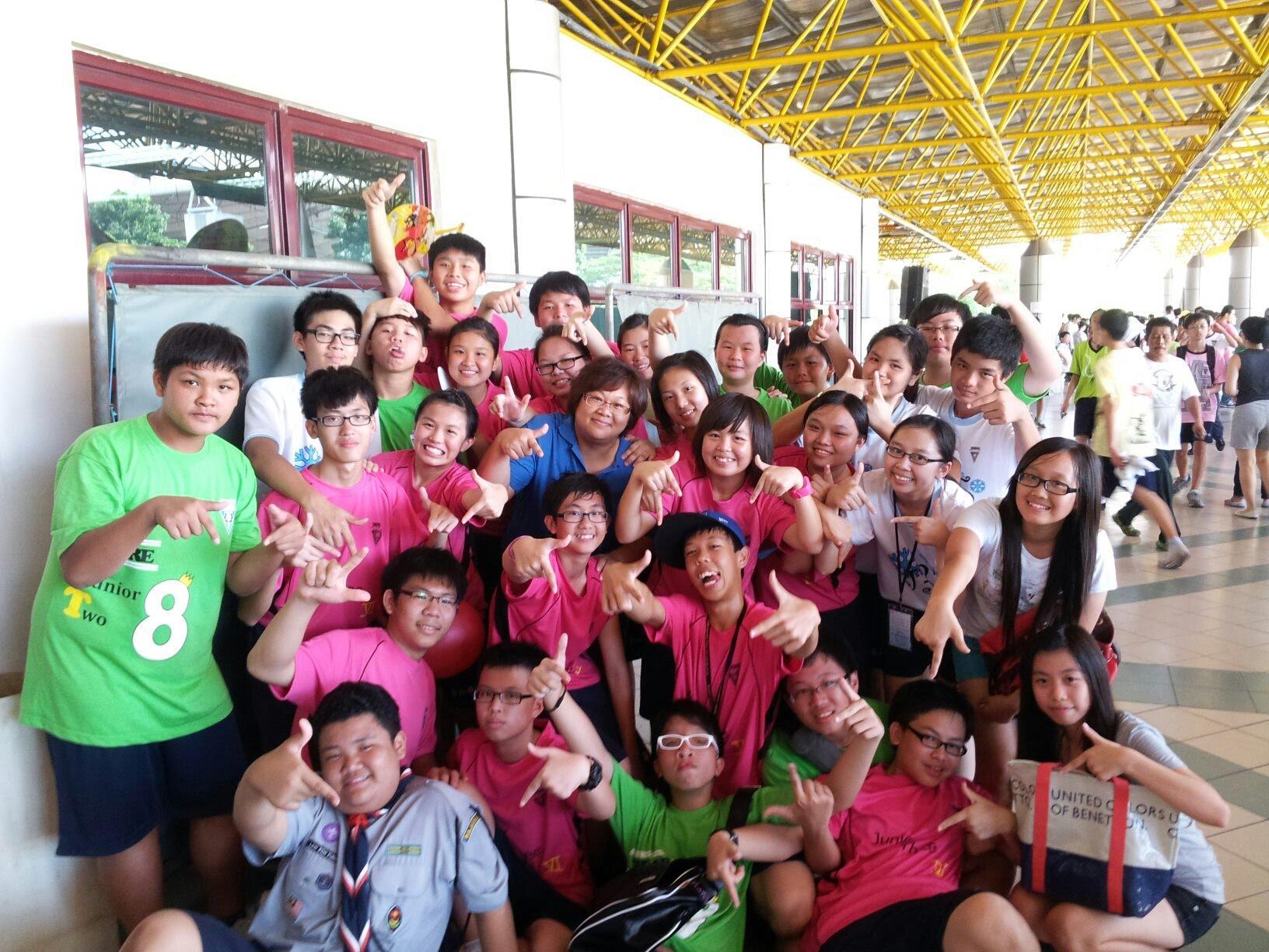 曾湘敏教師與學生合影