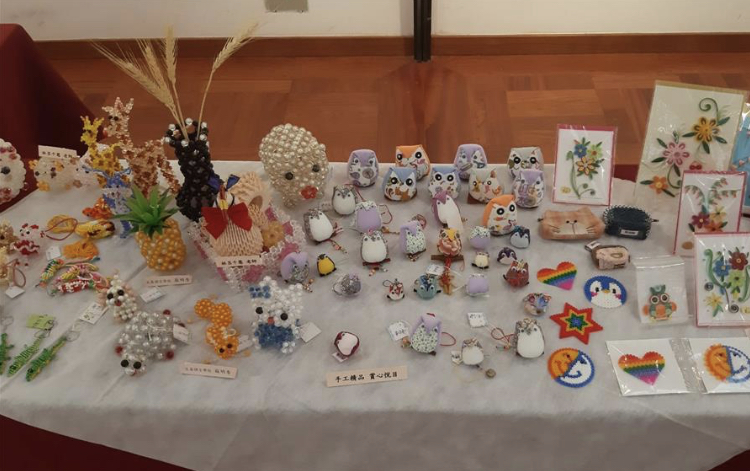 僑校教師呈現豐富美麗的民俗文化藝術作品。