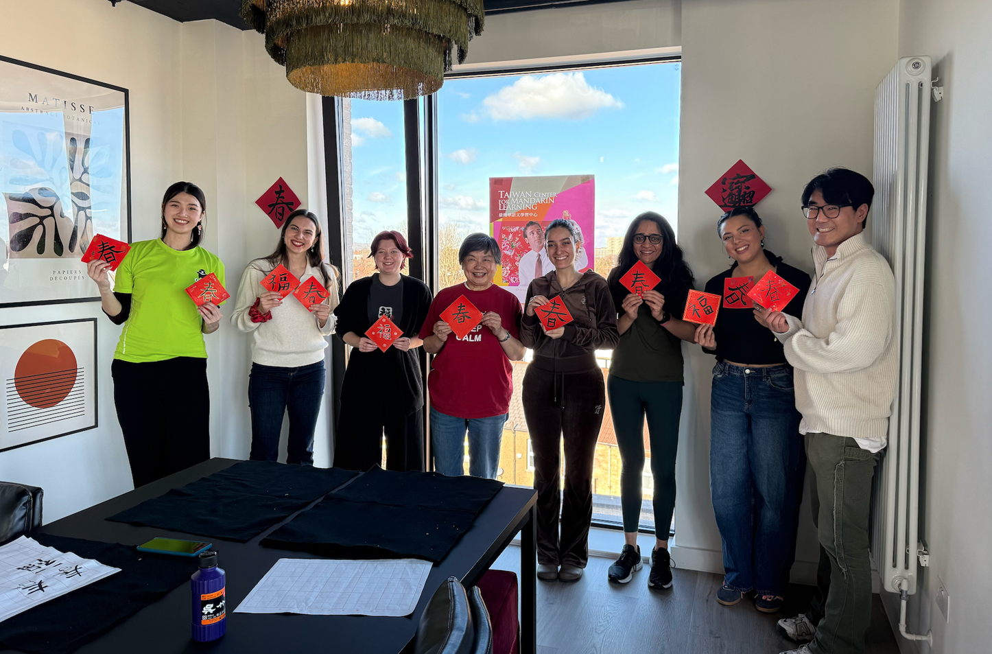 學生們寫春字合影