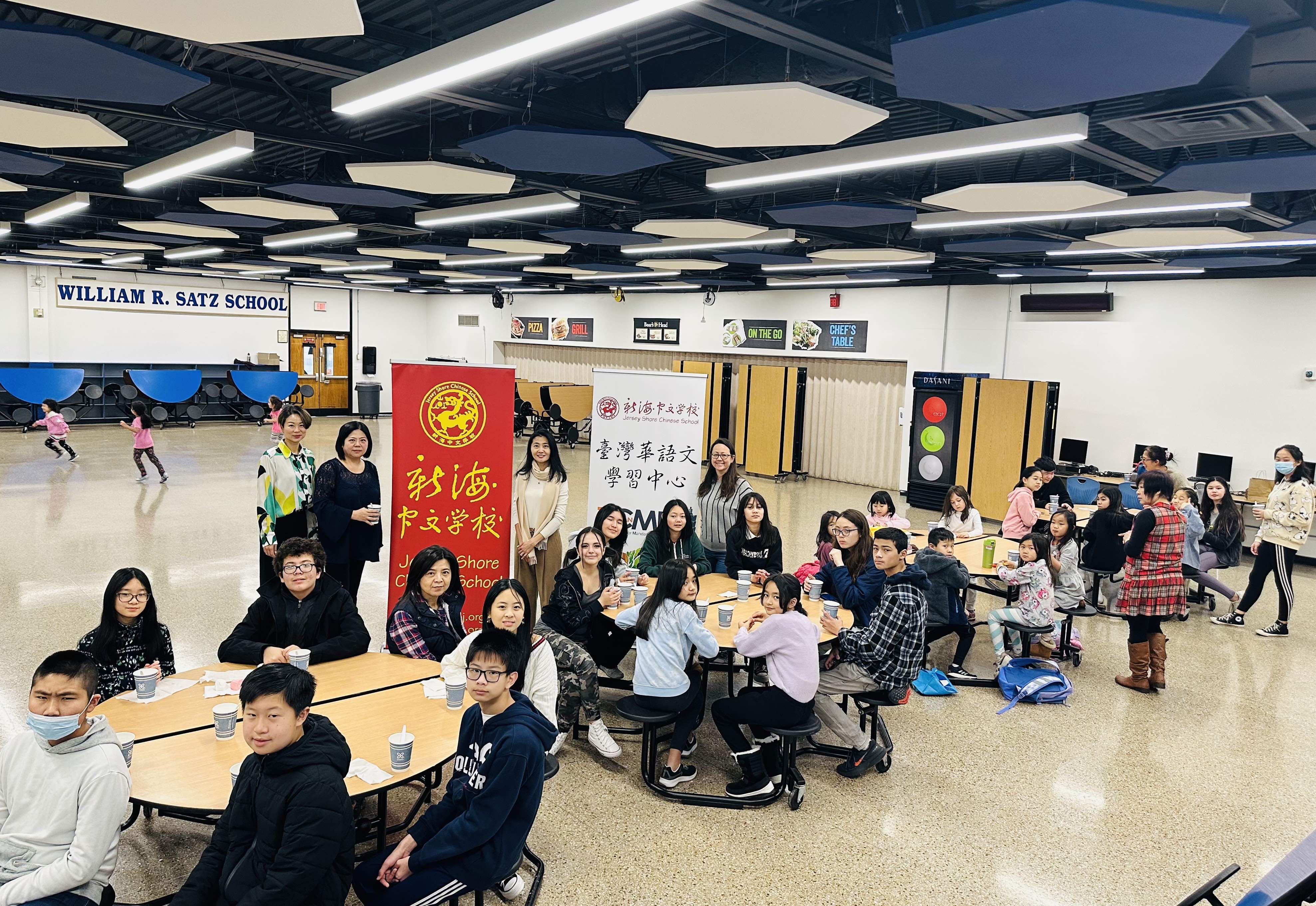 大家一起搓湯圓和吃湯圓