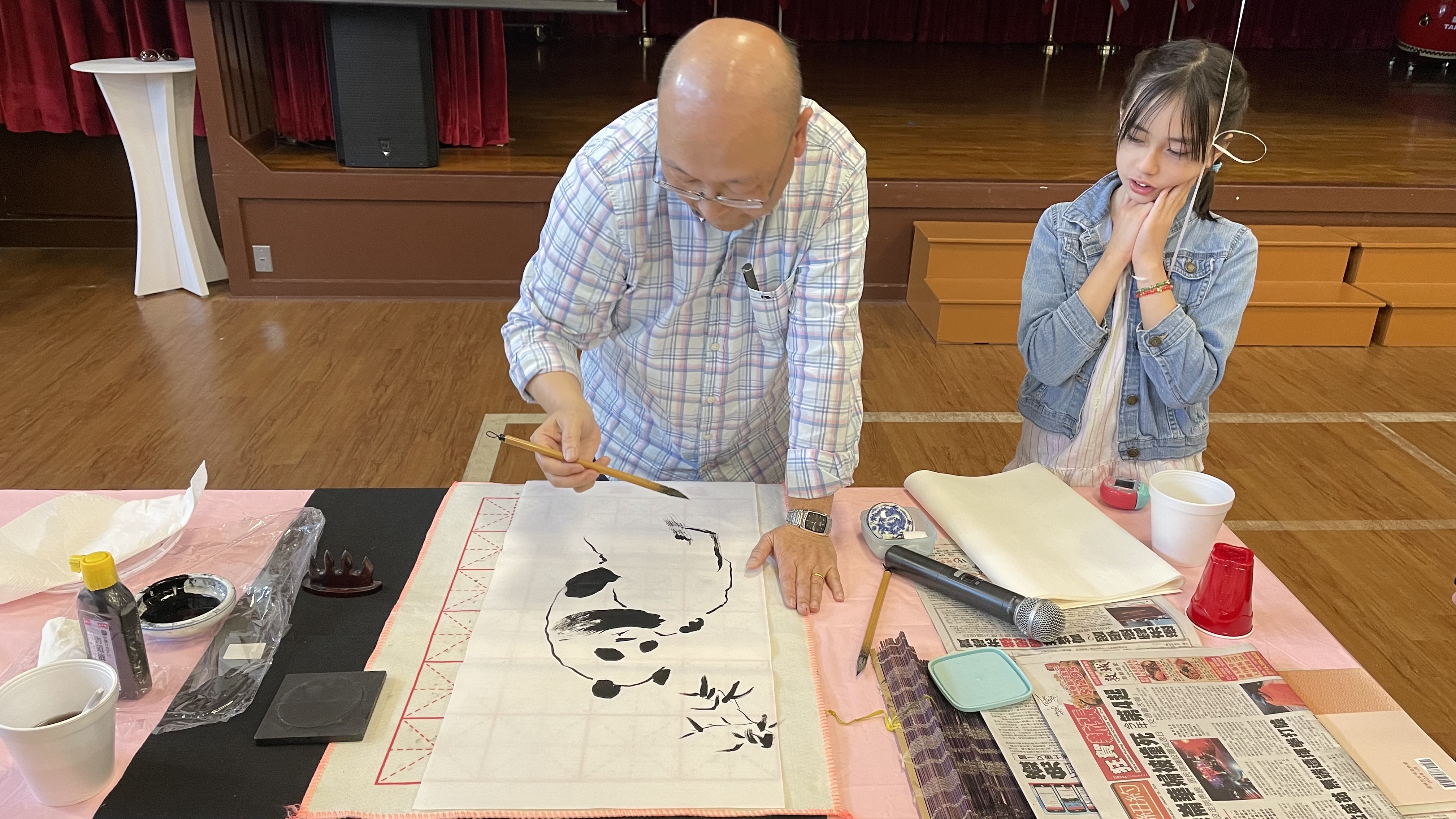 李麟老師以水墨創作大熊貓畫作