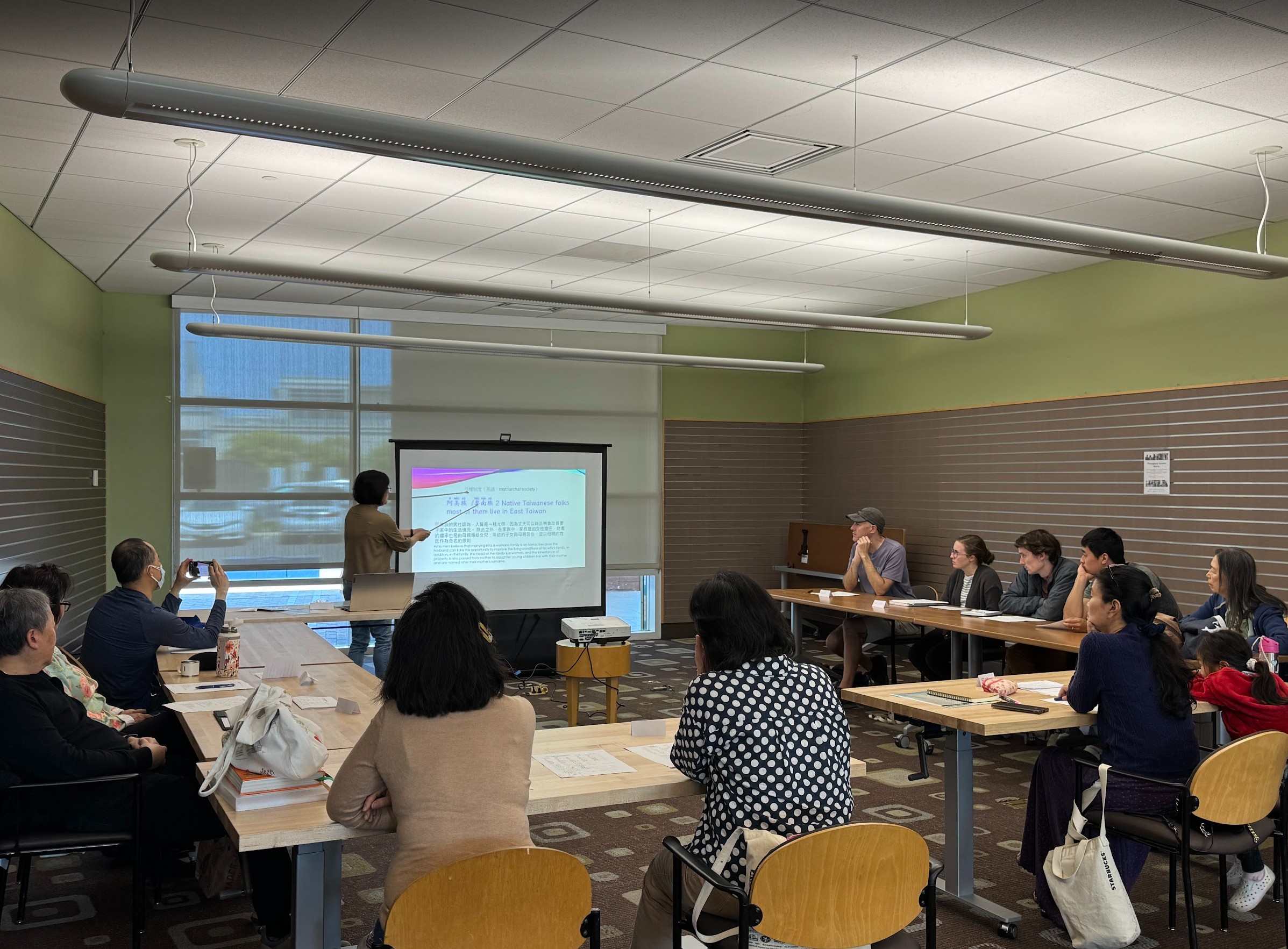 課程結合生活會話與文化體驗，幫助學員們在輕鬆互動的環境中提升語言能力，深入了解中華文化！