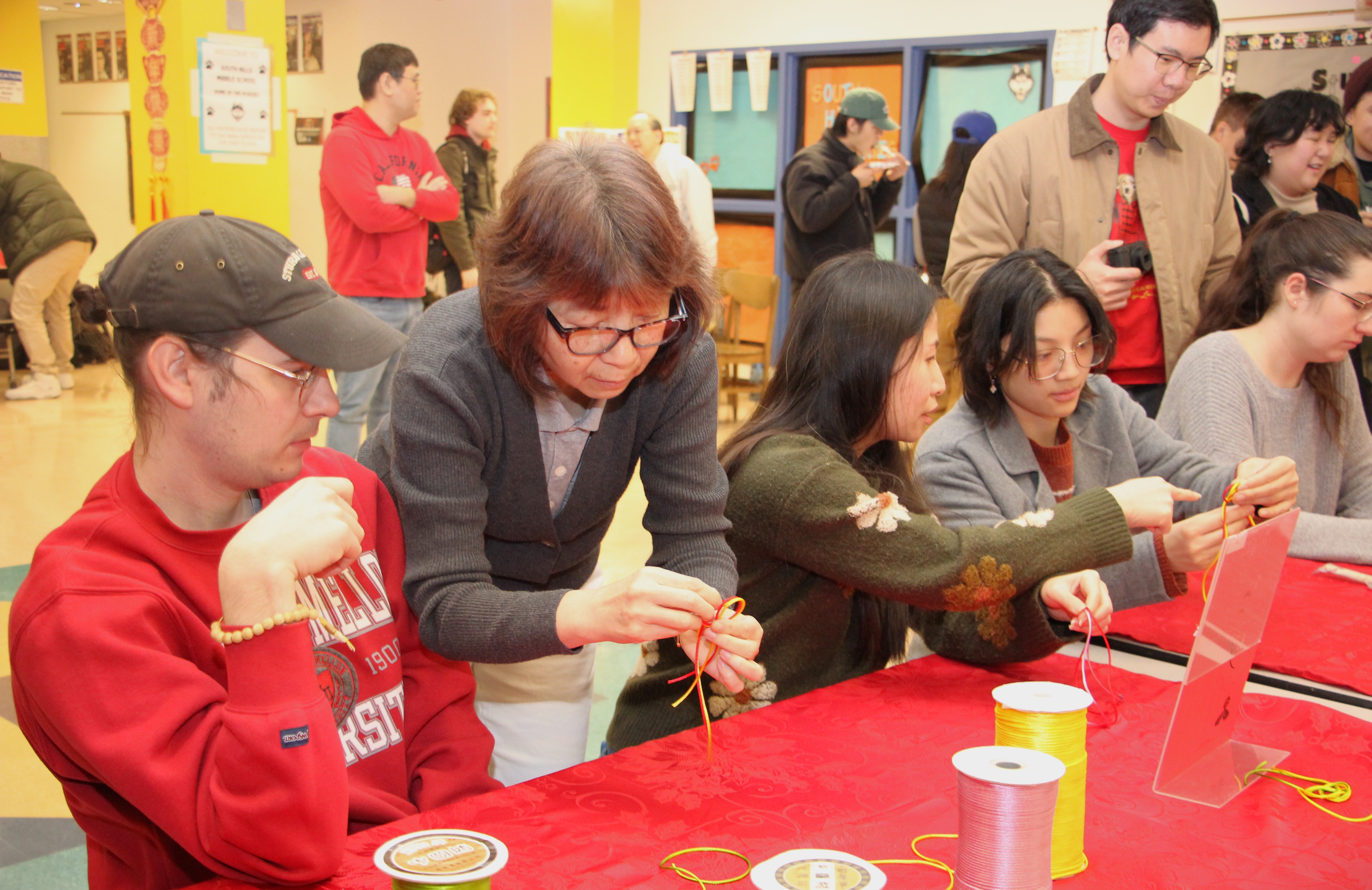 張煜芳老師認真教學傳統結藝