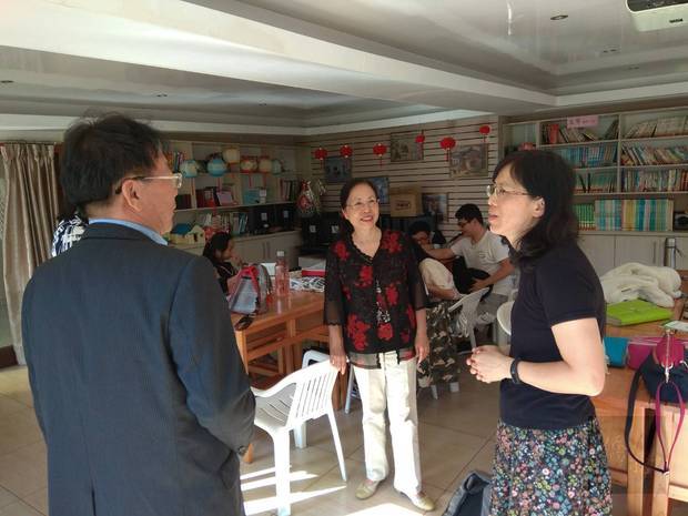 南非代表處訪那他省中文學校 鼓勵善用電子書1