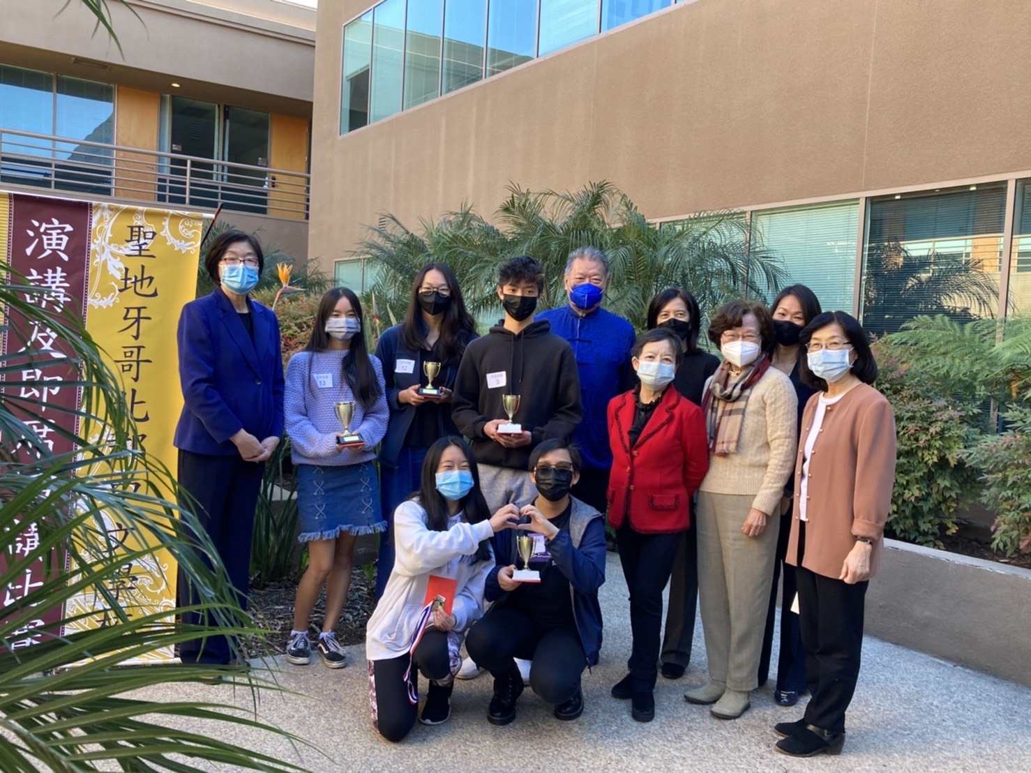 得獎學生與評審、校長和老師合影