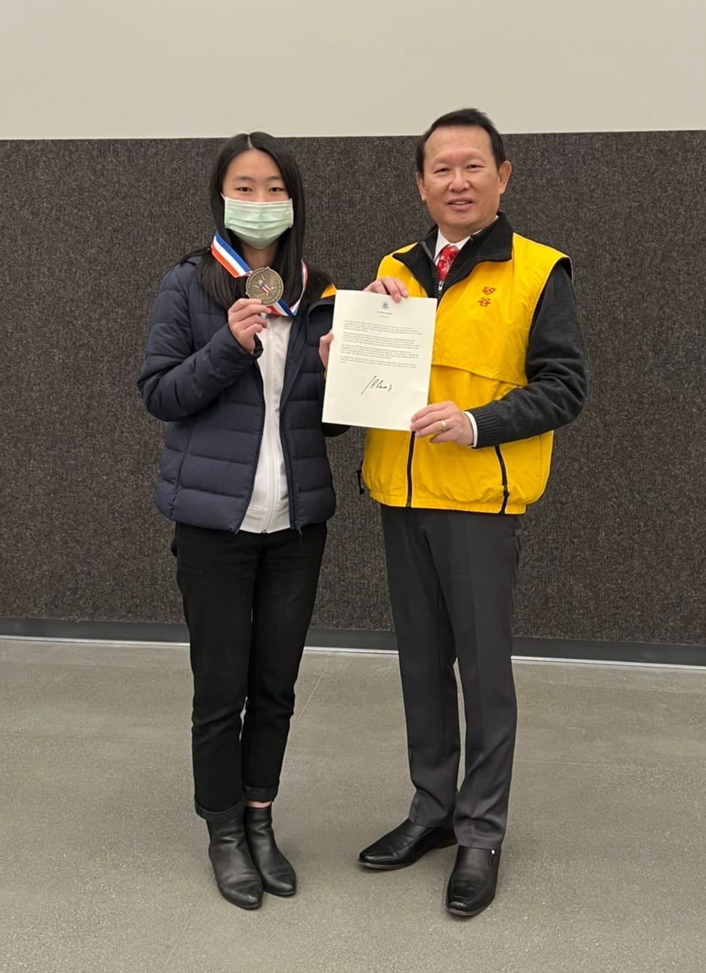 Selina Yang（左）獲頒銀級獎章，與寇惠風校長（右）合影