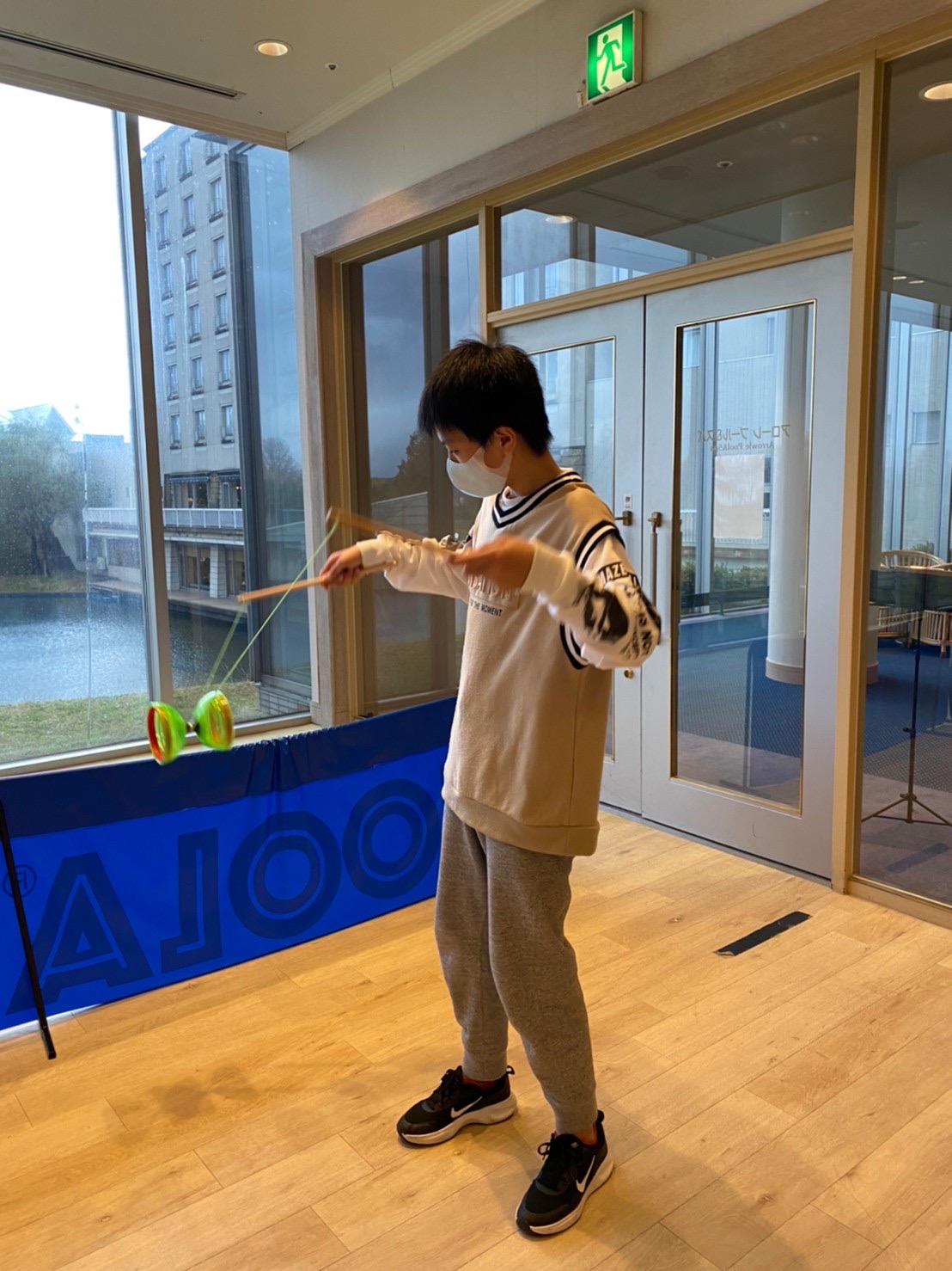 充滿興趣地挑戰著僑委會所提供的扯鈴。