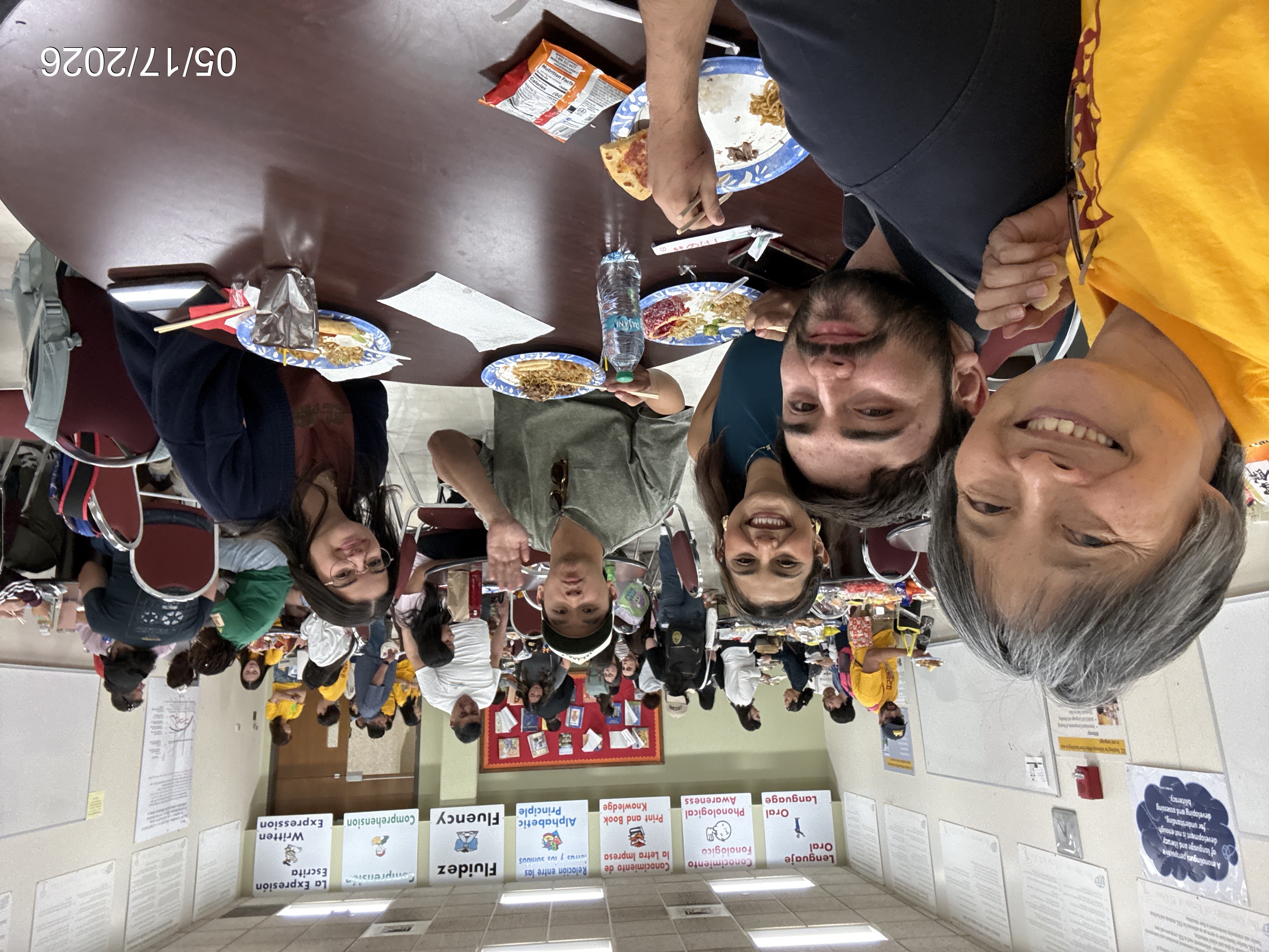 potluck聚餐：幾個桌上擺滿了各式各樣的美食與飲料，香味四溢
