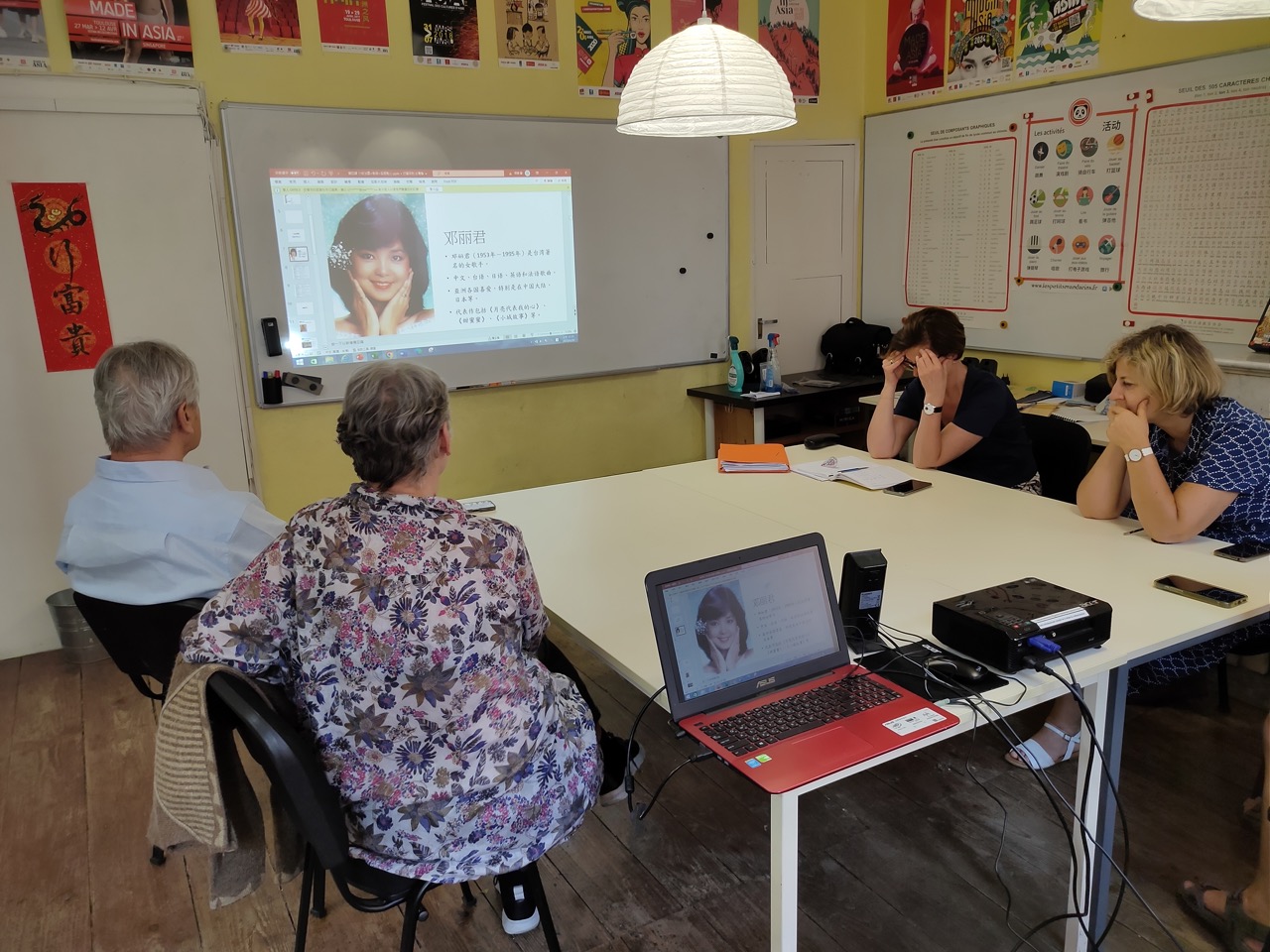 學生們很認真的了解鄧麗君這位華語暢銷名歌手