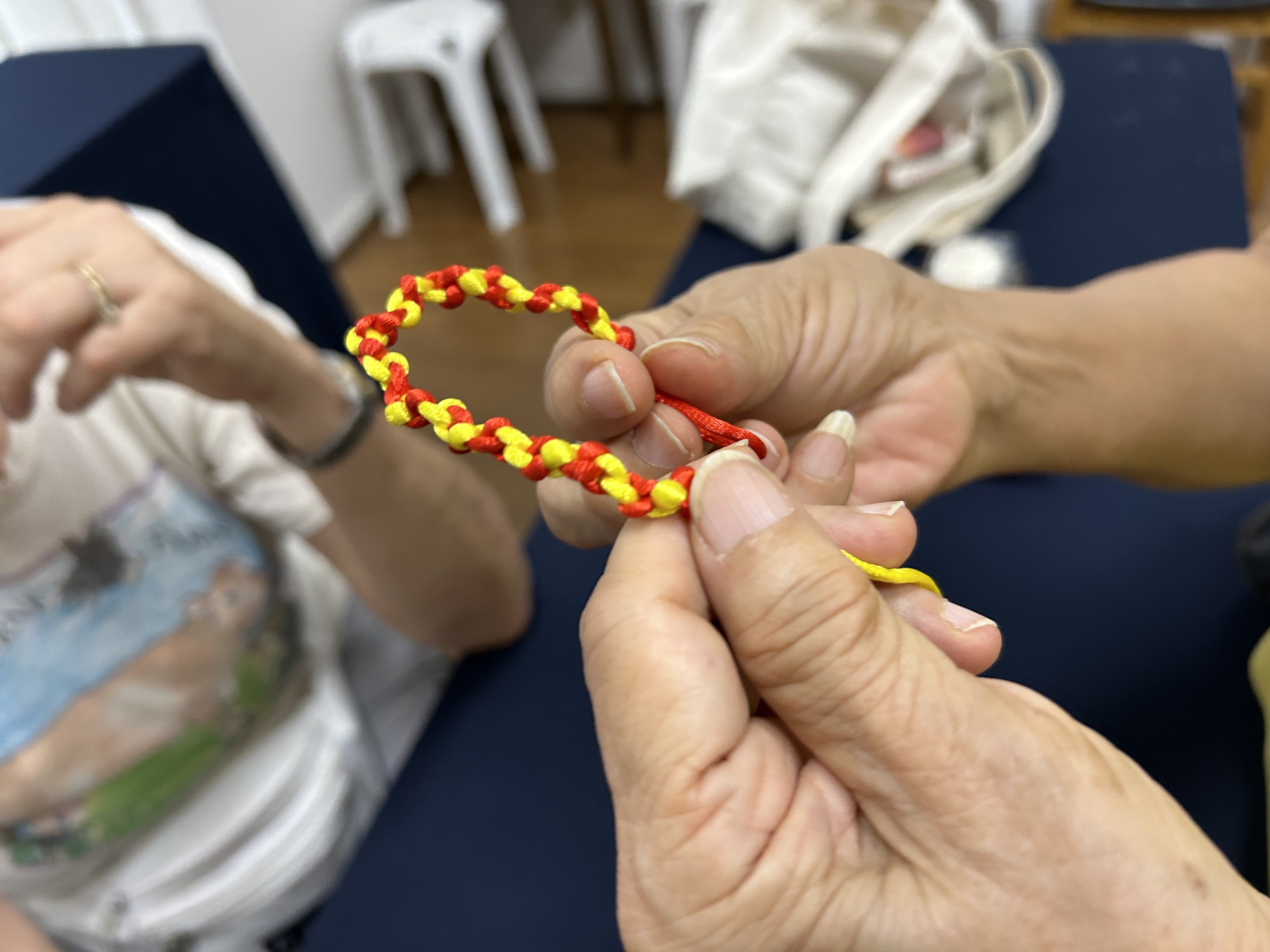 講師協助學生完成手環作品