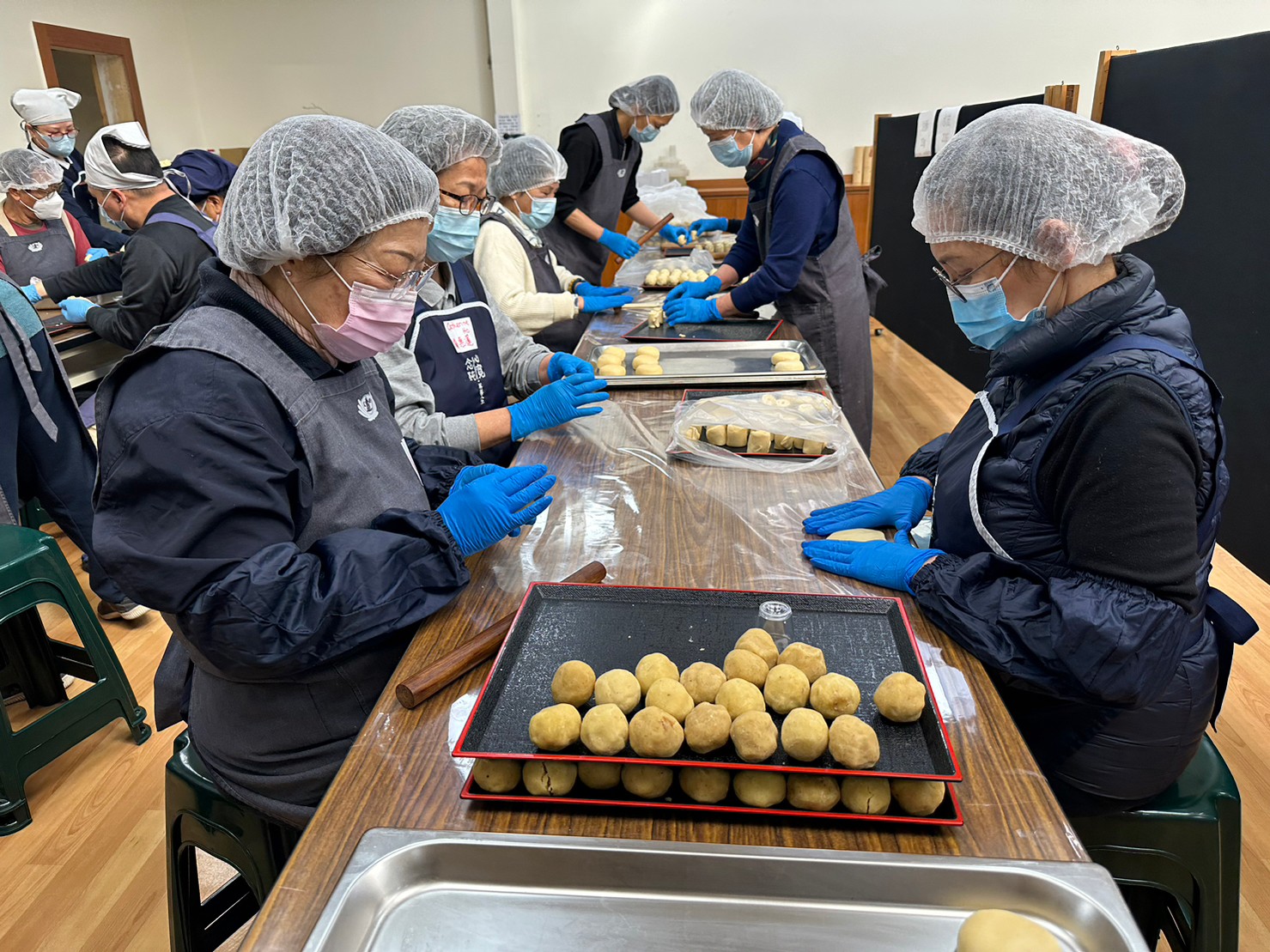 分會志工製作月餅提供校內師生慶祝中秋佳節