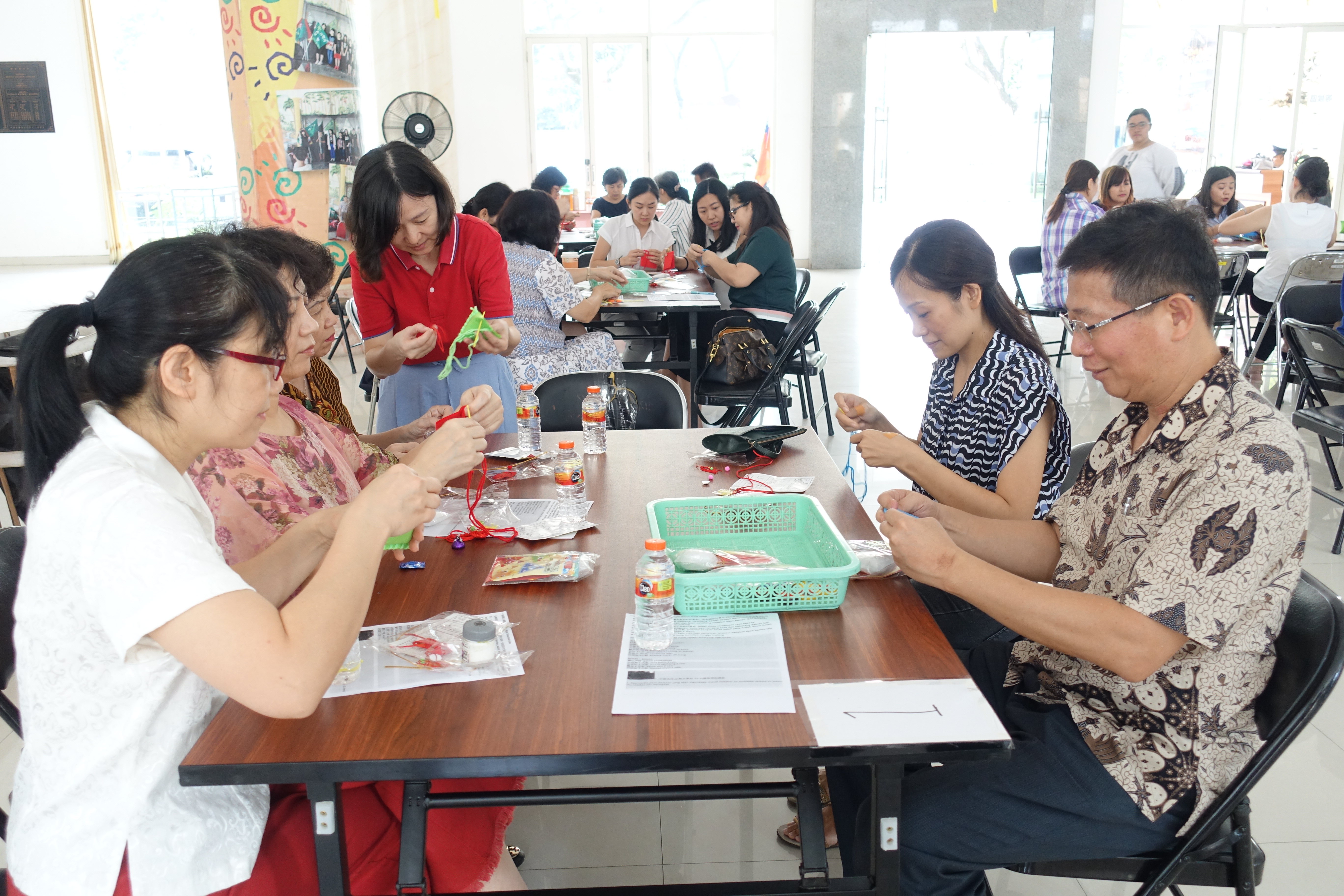校長(右下)也一同加入縫香包的行列囉