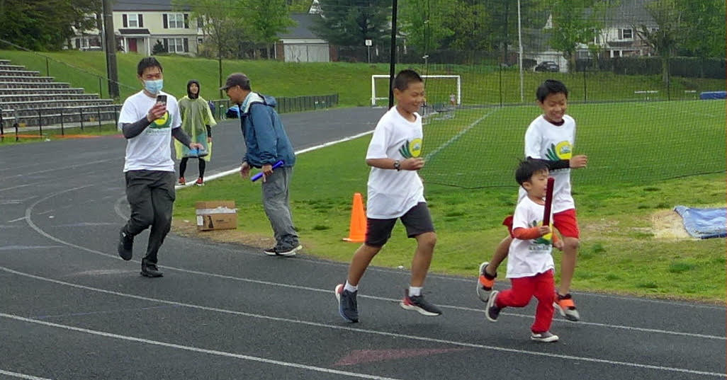 「接力、陪伴、傳薪」這是本屆運動會場上最讓人感動的畫面