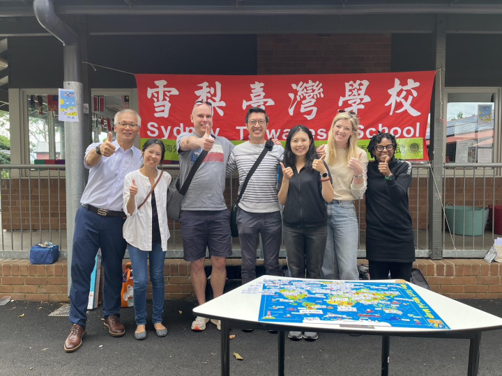 成人班學生合影留戀