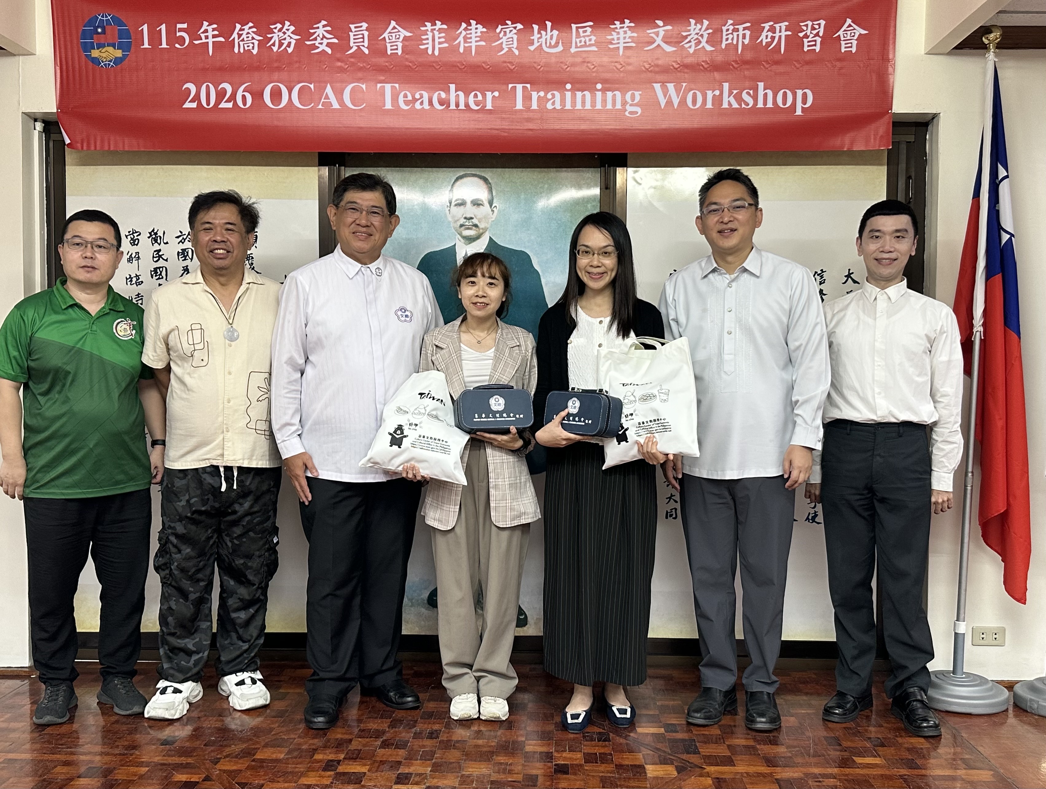 菲華文教服務中心及菲華文經總會致贈兩位老師紀念品