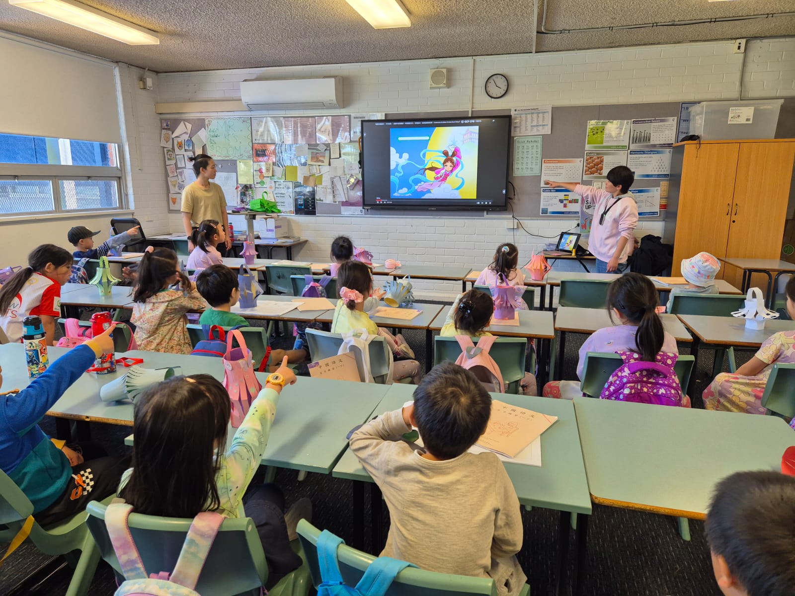 老師向學生講述中秋傳統故事