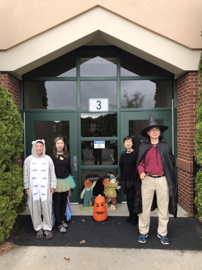 各類造型。右一為台灣學校校長顏經邦。(台灣學校提供)