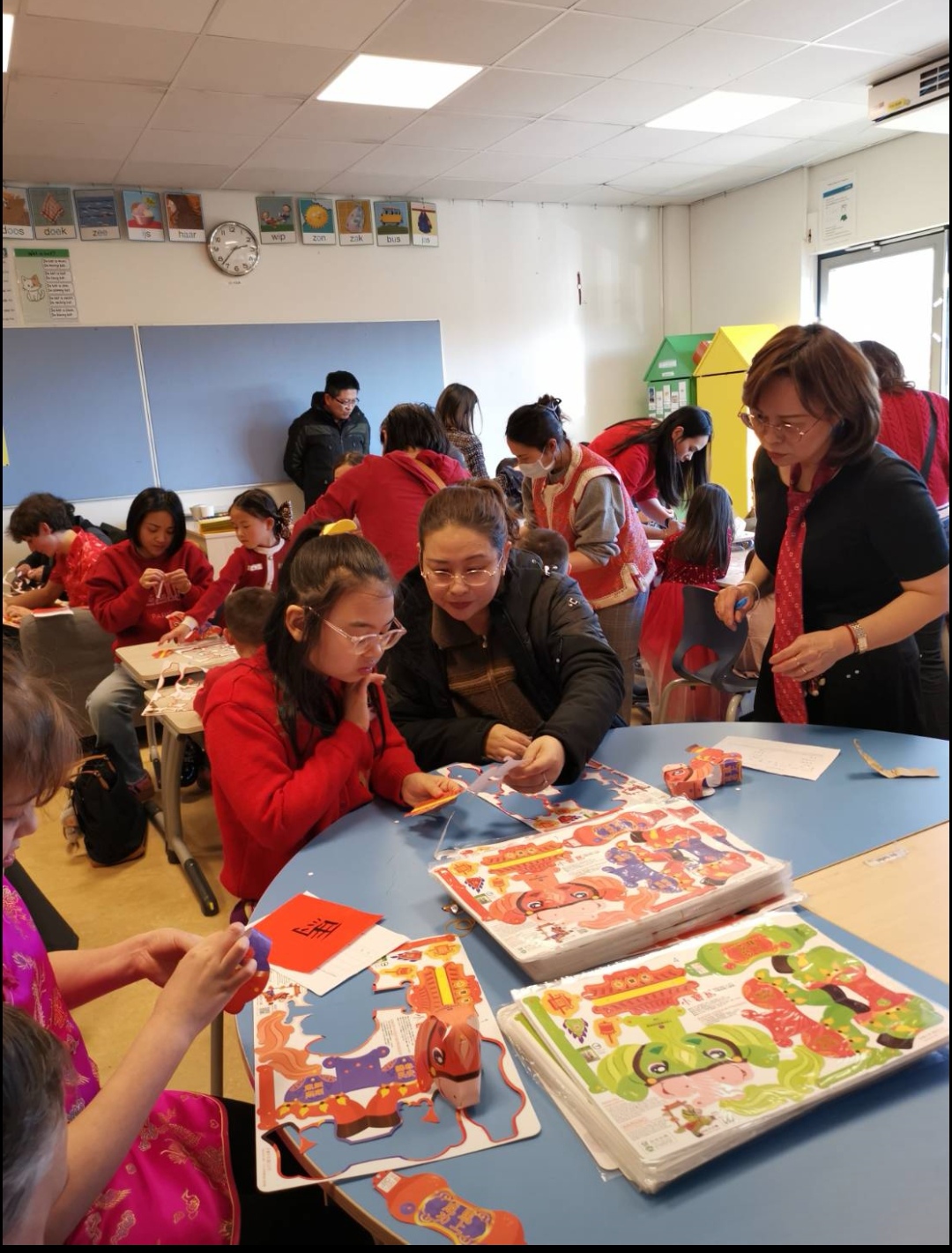 手作僑委會贈送的馬年燈籠