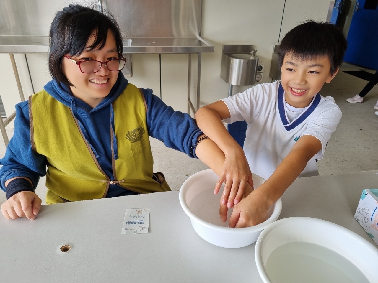 孩子幫媽媽洗手+按摩手