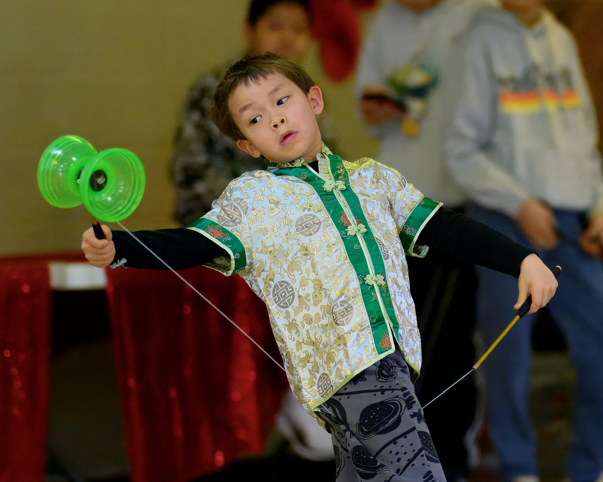 青蛇歡騰 洛麗中文學校喜迎新年2