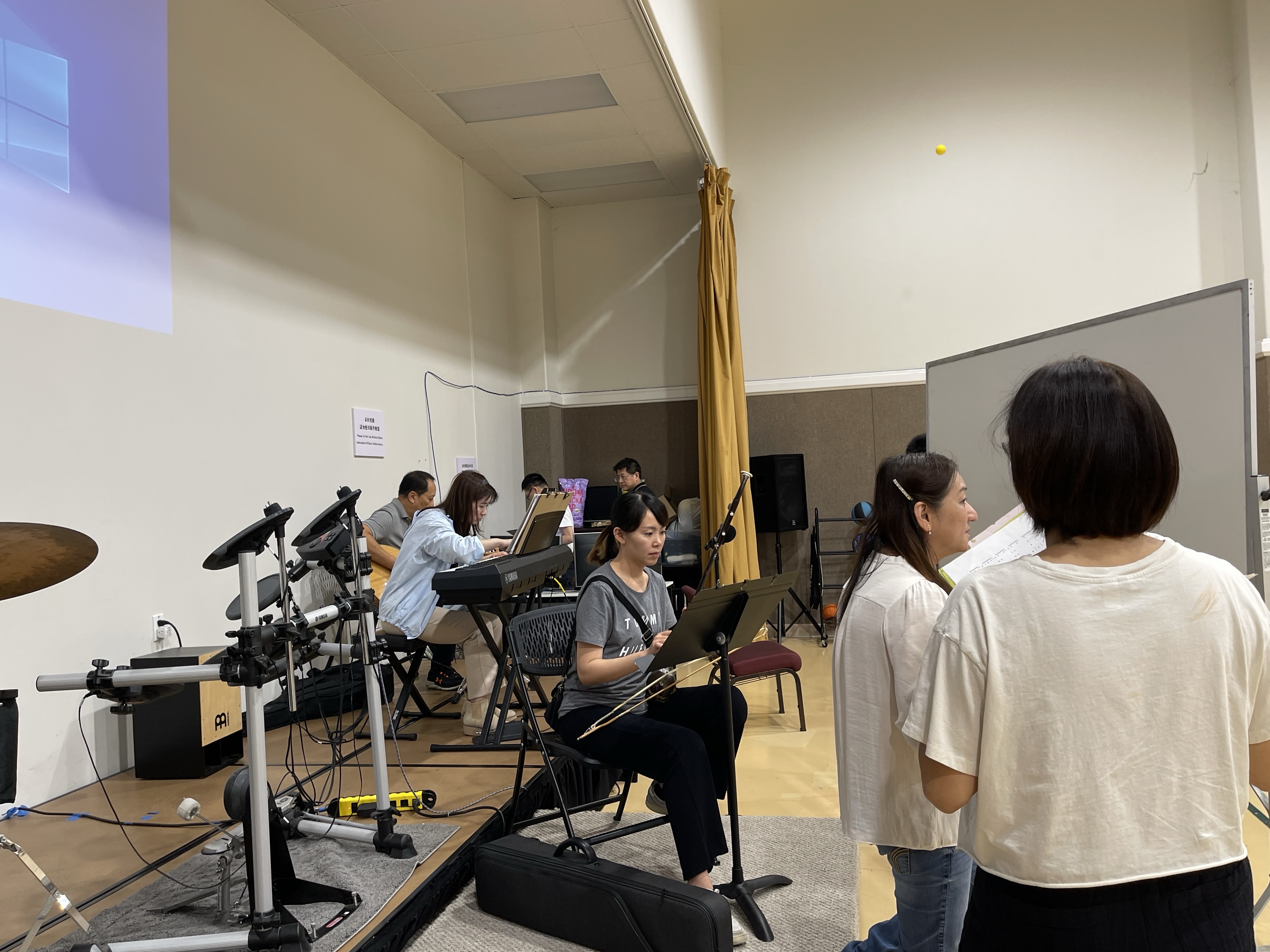 老師組和二胡陳羿帆老師，吉他Frank Chen老師進行團練，曲目是＂秋蟬＂和＂為愛而生＂