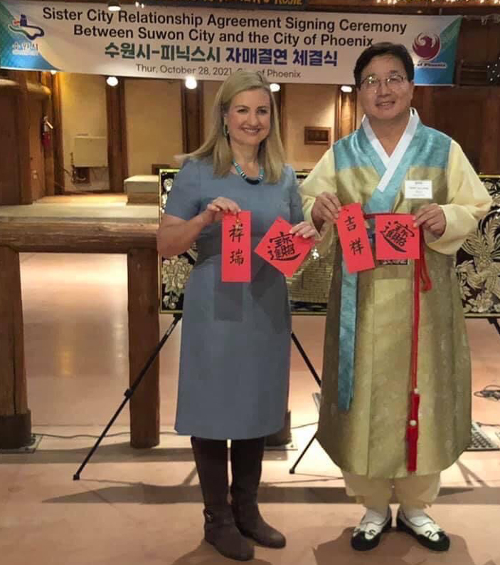 鳳凰城市長 Phoenix Mayor Kate Gallego與韓國水原市長Suwon Mayor Yeom Tae Young 手執正體漢字吉祥詞語