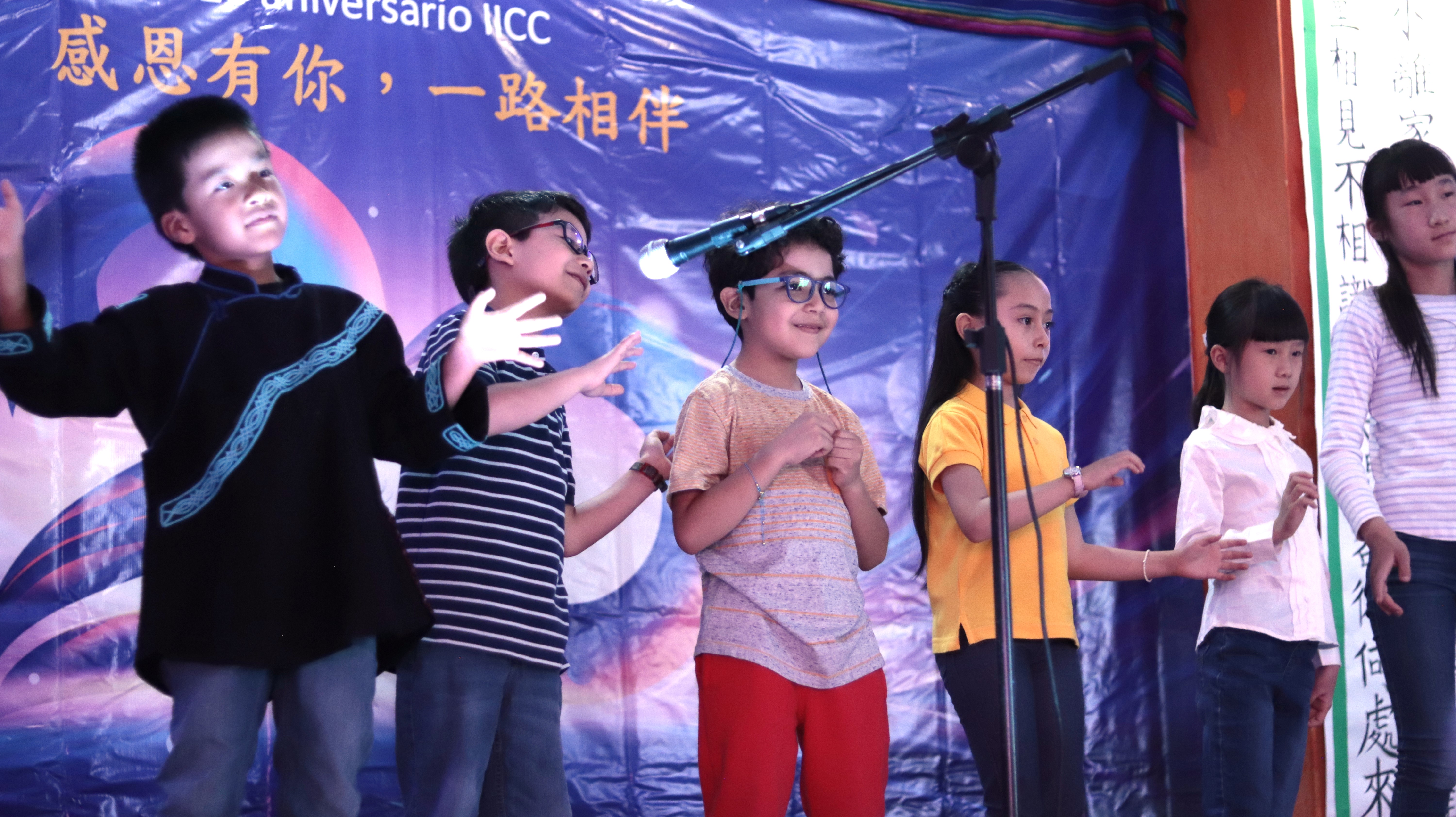 小朋友歌唱表演