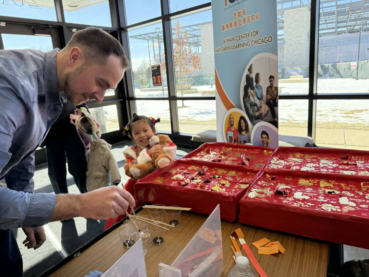 挑戰「夾豆」過關後，開心體驗「戳戳樂」