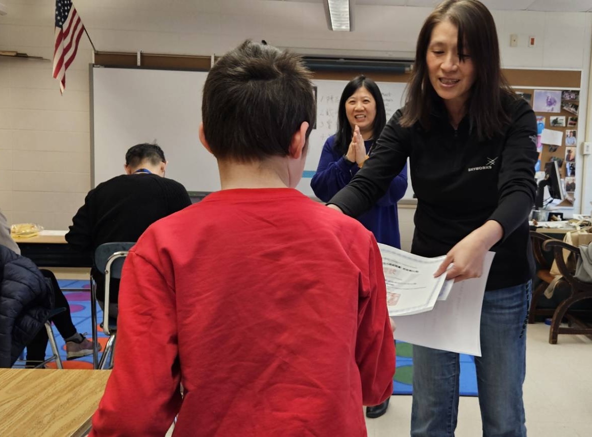 比賽結束後等待結果公布前, 主持人吳宇懷頒發參加獎狀和goody bag 給每一位比賽的小朋友