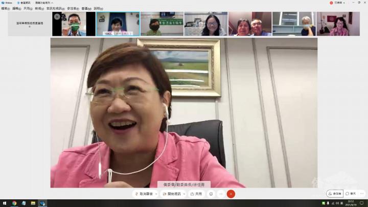 僑委會徐佳青副委員長於溫哥華臺語研習會開幕式以臺語勉勵大家持續推廣臺語文化。