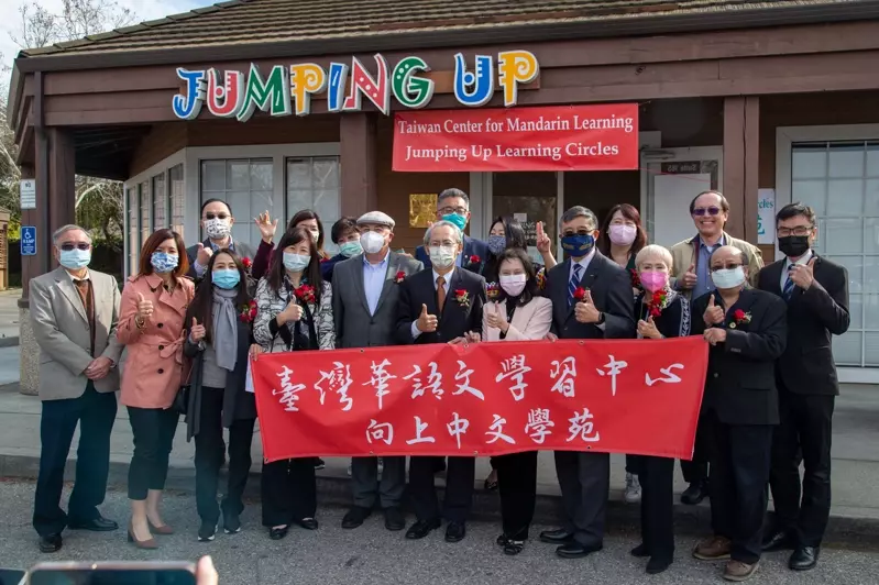 處長賴銘琪、主任莊雅淑、校長李漢文（第1排右5、左4、右4）和與會者共同合影